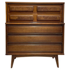 Mid Century MODERN Nussbaum-Kleiderschrank Noled Drawers von United Furniture, ca. 1960er Jahre
