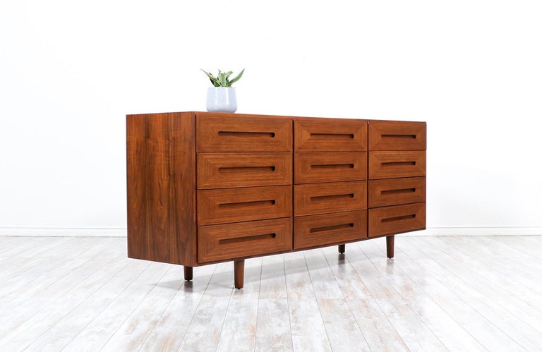 Mid-Century Modern Walnut Dresser by American of Martinsville In Excellent Condition In Los Angeles, CA