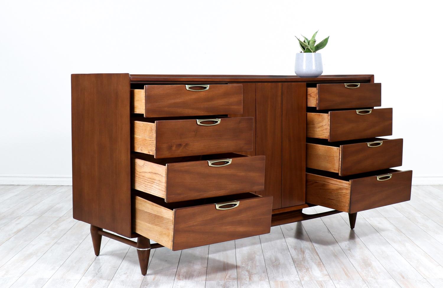 Mid-Century Modern Walnut Dresser by Broyhill In Excellent Condition In Los Angeles, CA