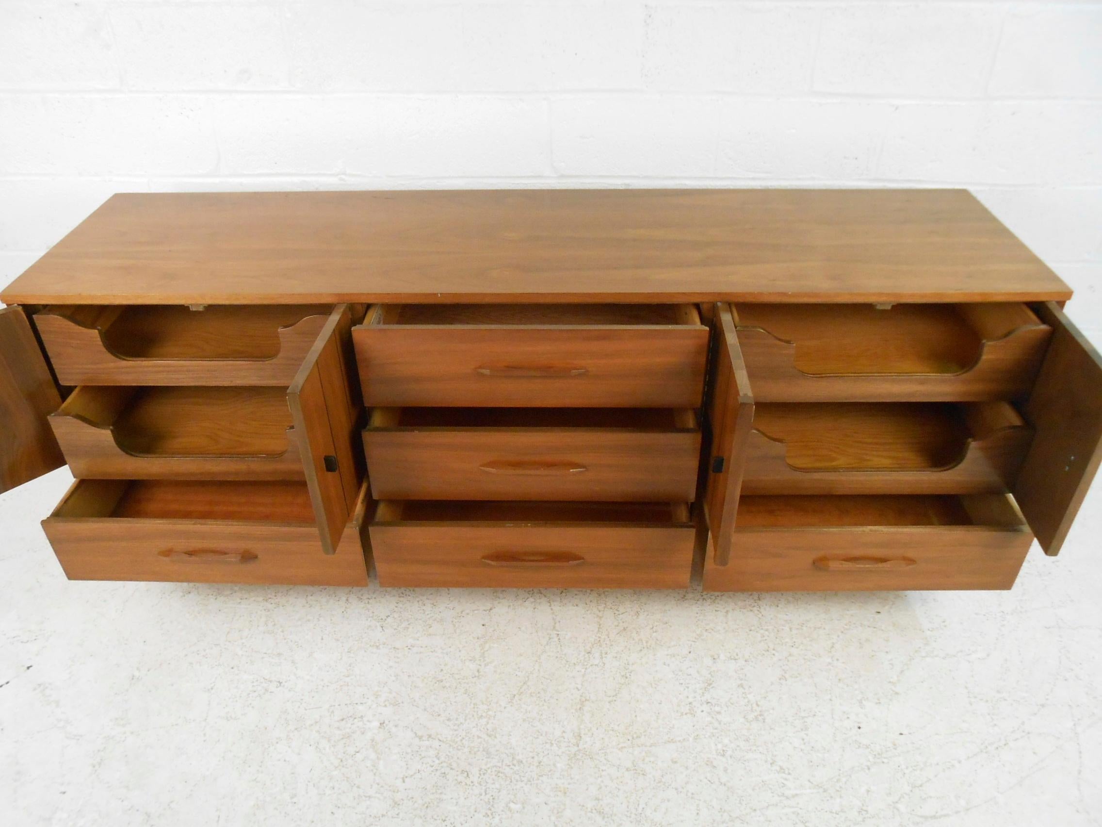 Mid-Century Modern Walnut Dresser by Coplan's In Good Condition In Brooklyn, NY