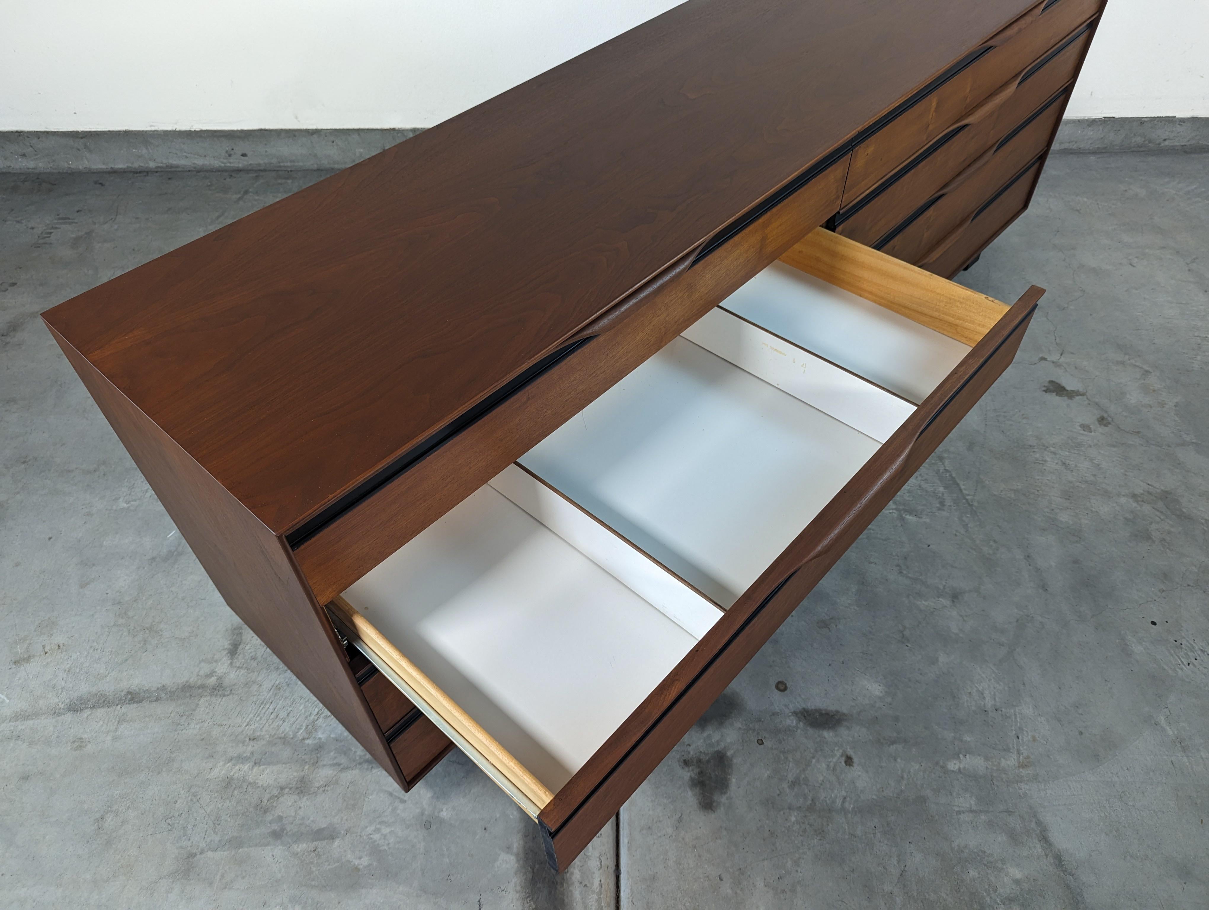 Mid Century Modern Walnut Dresser by John Kapel for Glenn Of California, c1960s 3