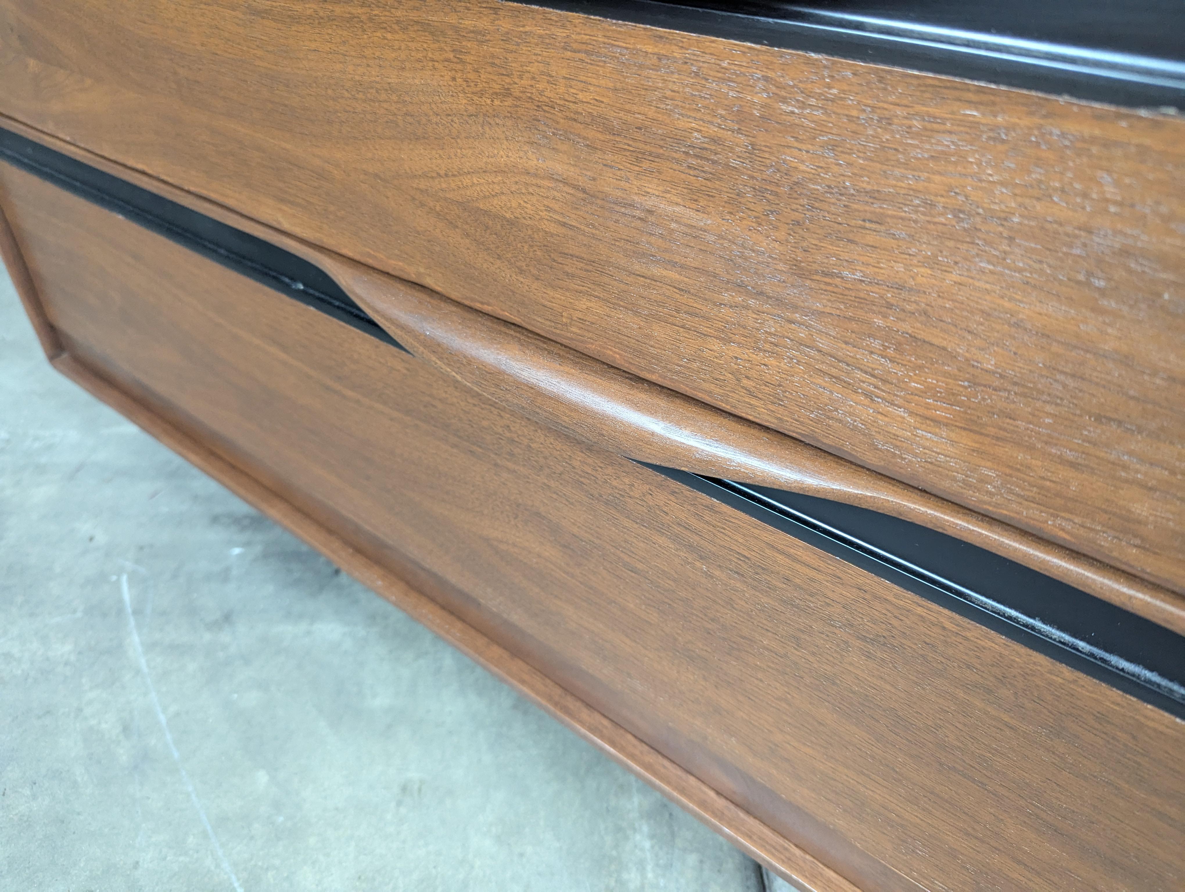 Comò in legno di noce del Mid Century Modern di John Kapel per Glenn of California, 1960 ca. in vendita 3