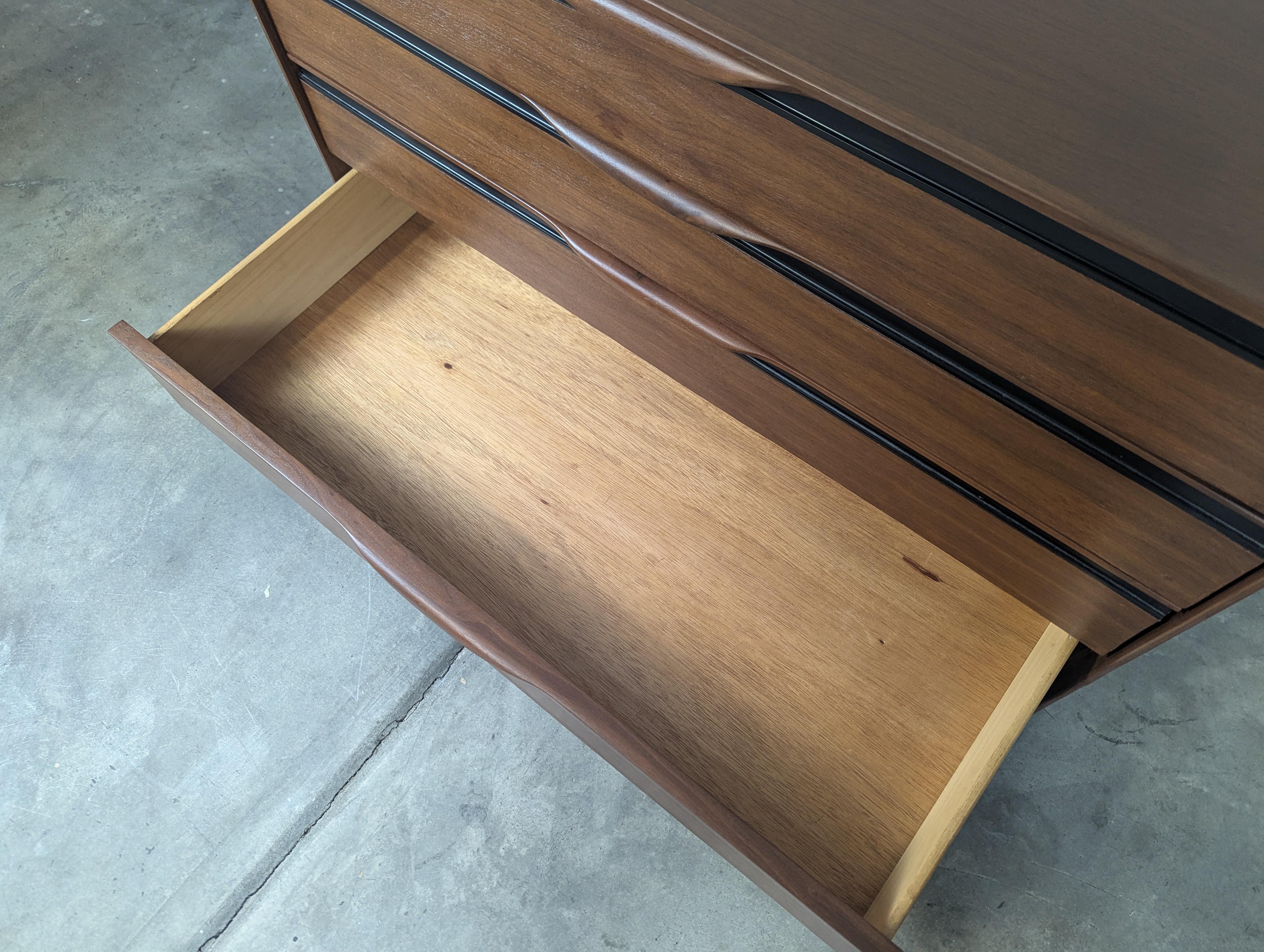 Comò in legno di noce del Mid Century Modern di John Kapel per Glenn of California, 1960 ca. in vendita 4