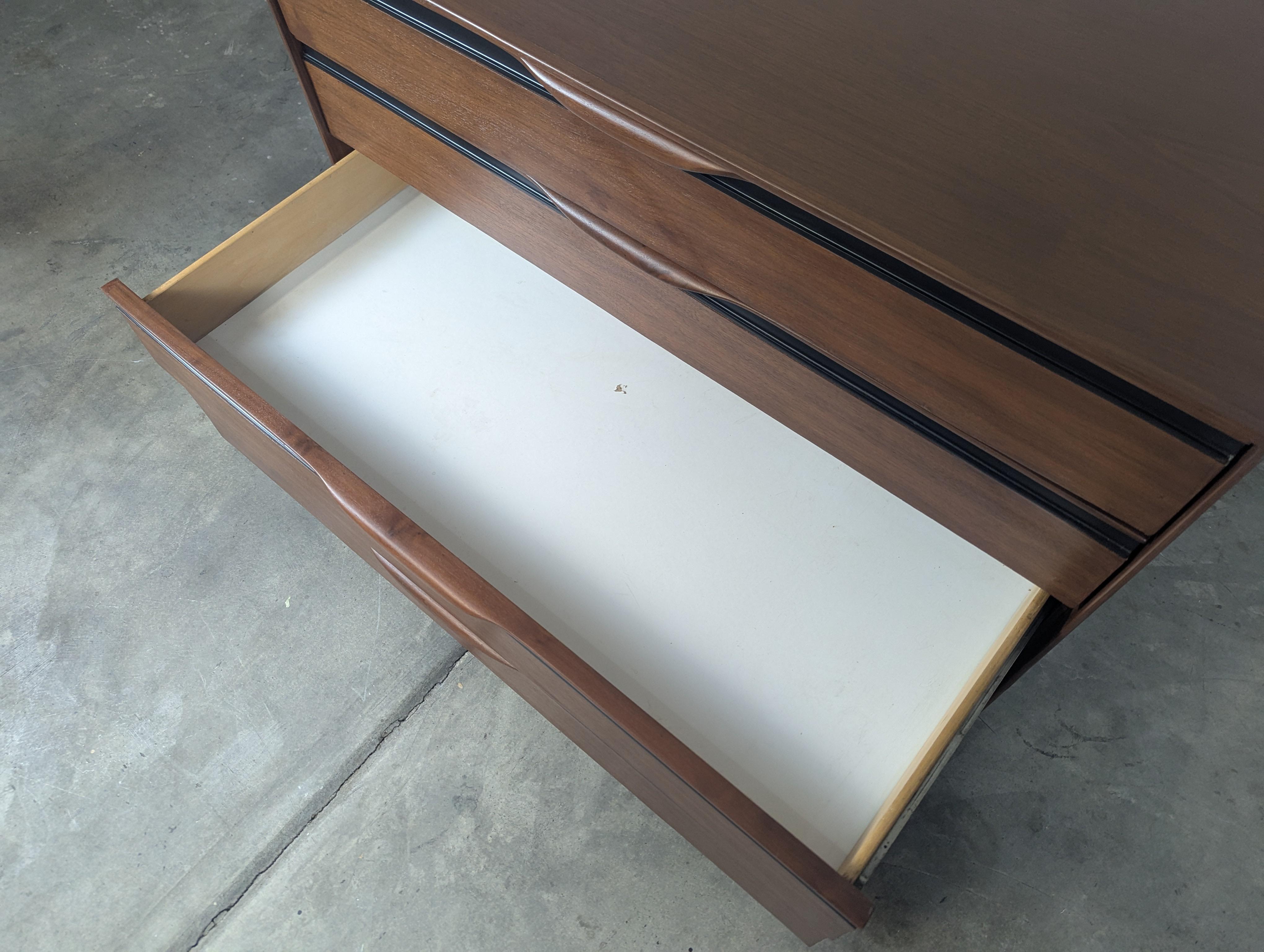 Comò in legno di noce del Mid Century Modern di John Kapel per Glenn of California, 1960 ca. in vendita 5