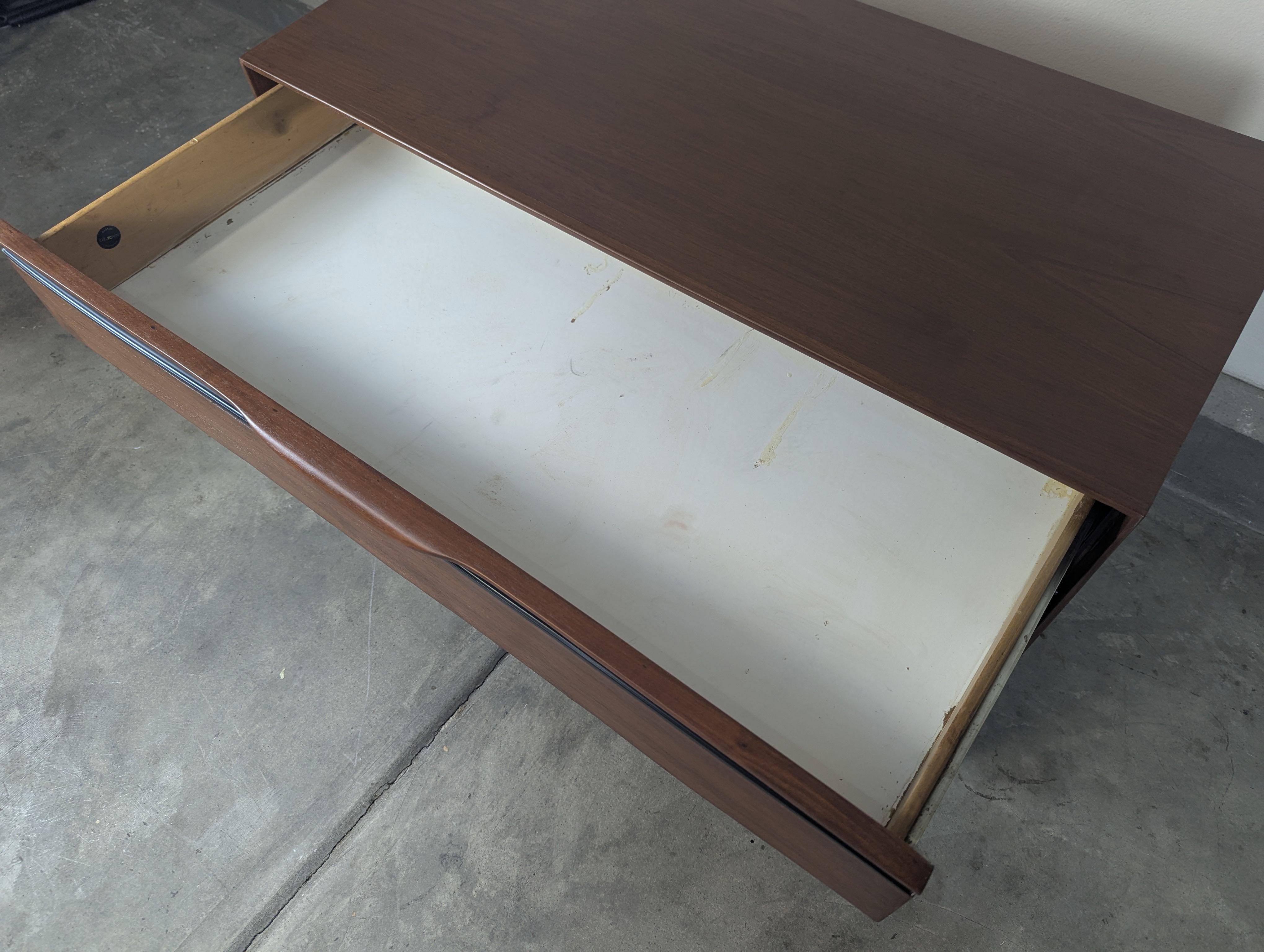 Comò in legno di noce del Mid Century Modern di John Kapel per Glenn of California, 1960 ca. in vendita 6