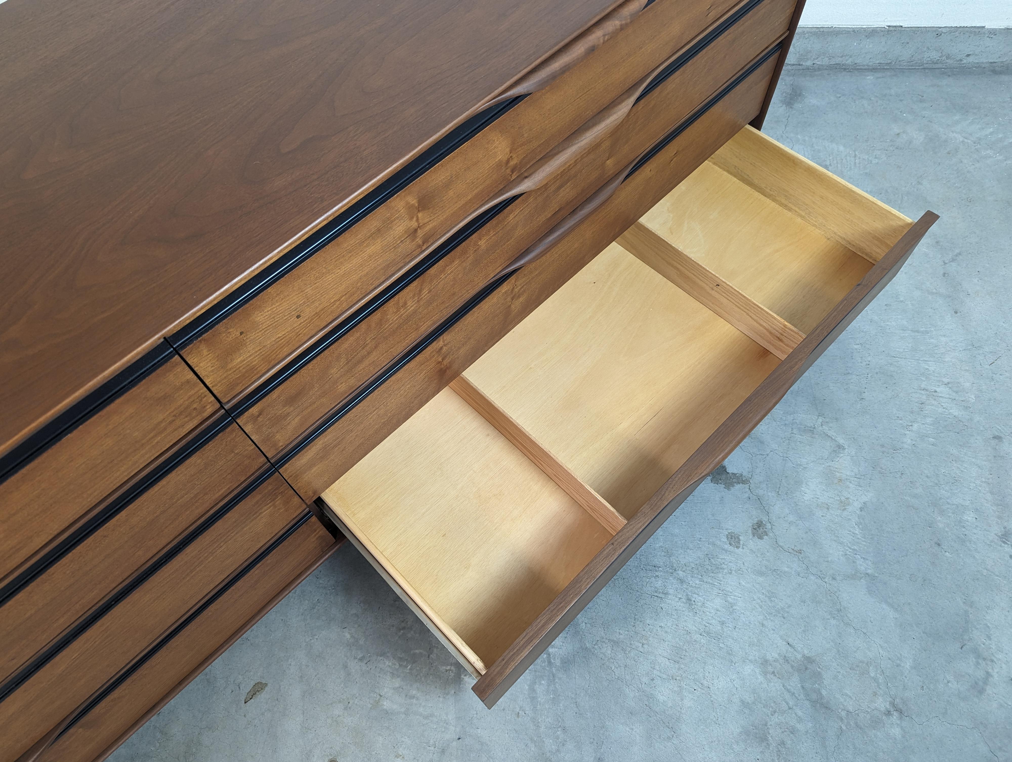 Mid Century Modern Walnut Dresser by John Kapel for Glenn Of California, c1960s 10