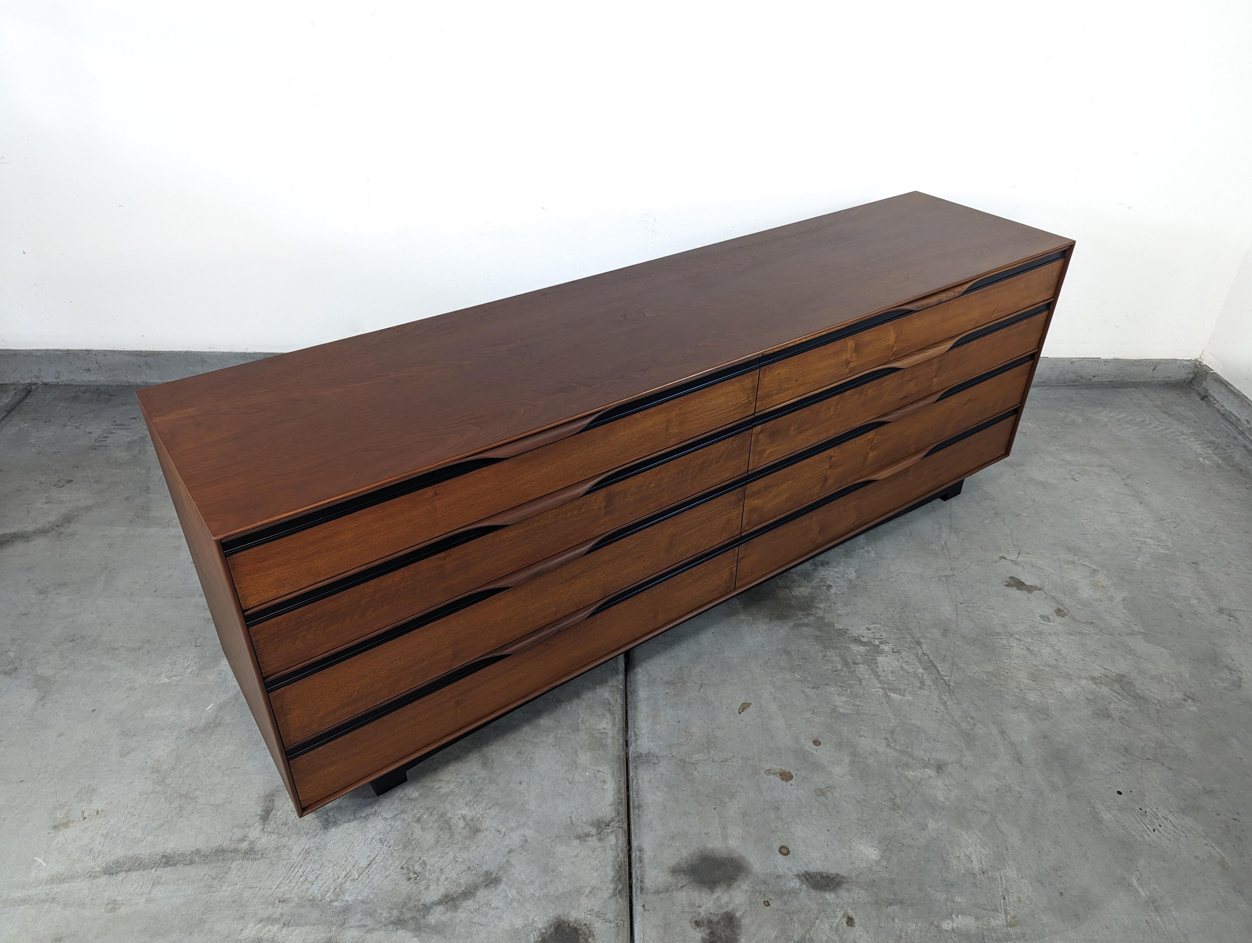 Mid Century Modern Walnut Dresser by John Kapel for Glenn Of California, c1960s 12