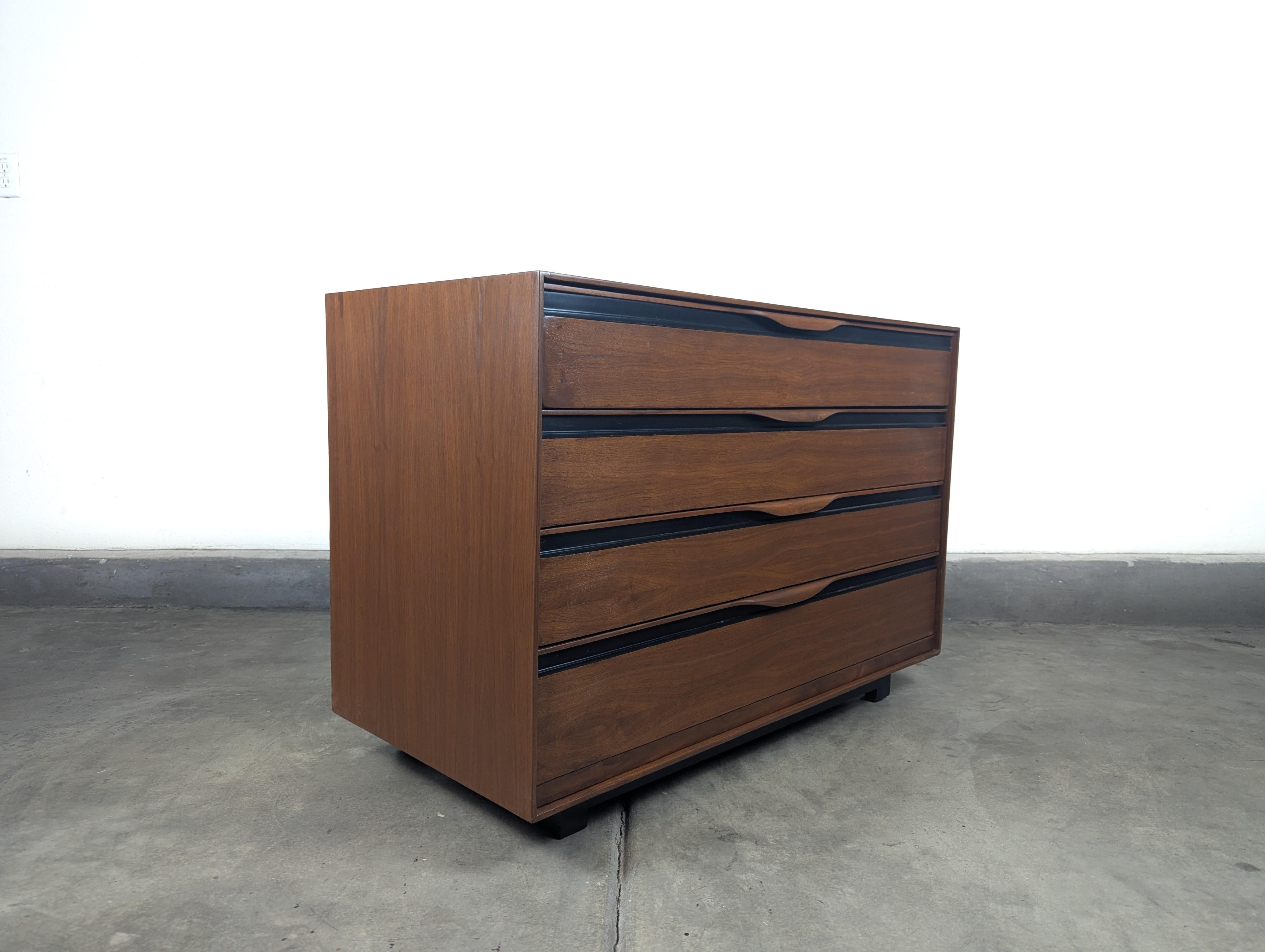 Mid-Century moderno Comò in legno di noce del Mid Century Modern di John Kapel per Glenn of California, 1960 ca. in vendita