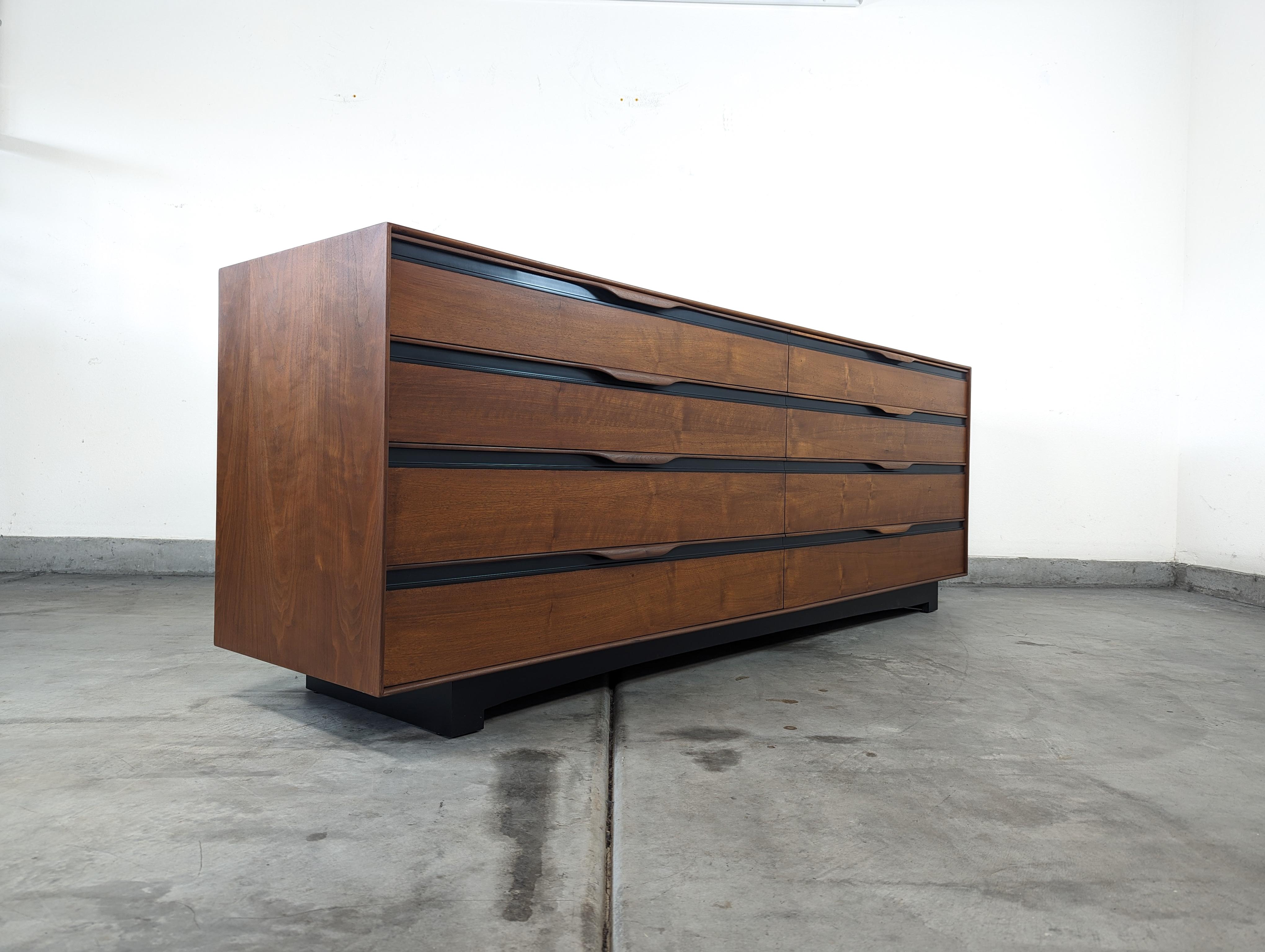 Mid Century Modern Walnut Dresser by John Kapel for Glenn Of California, c1960s In Excellent Condition In Chino Hills, CA