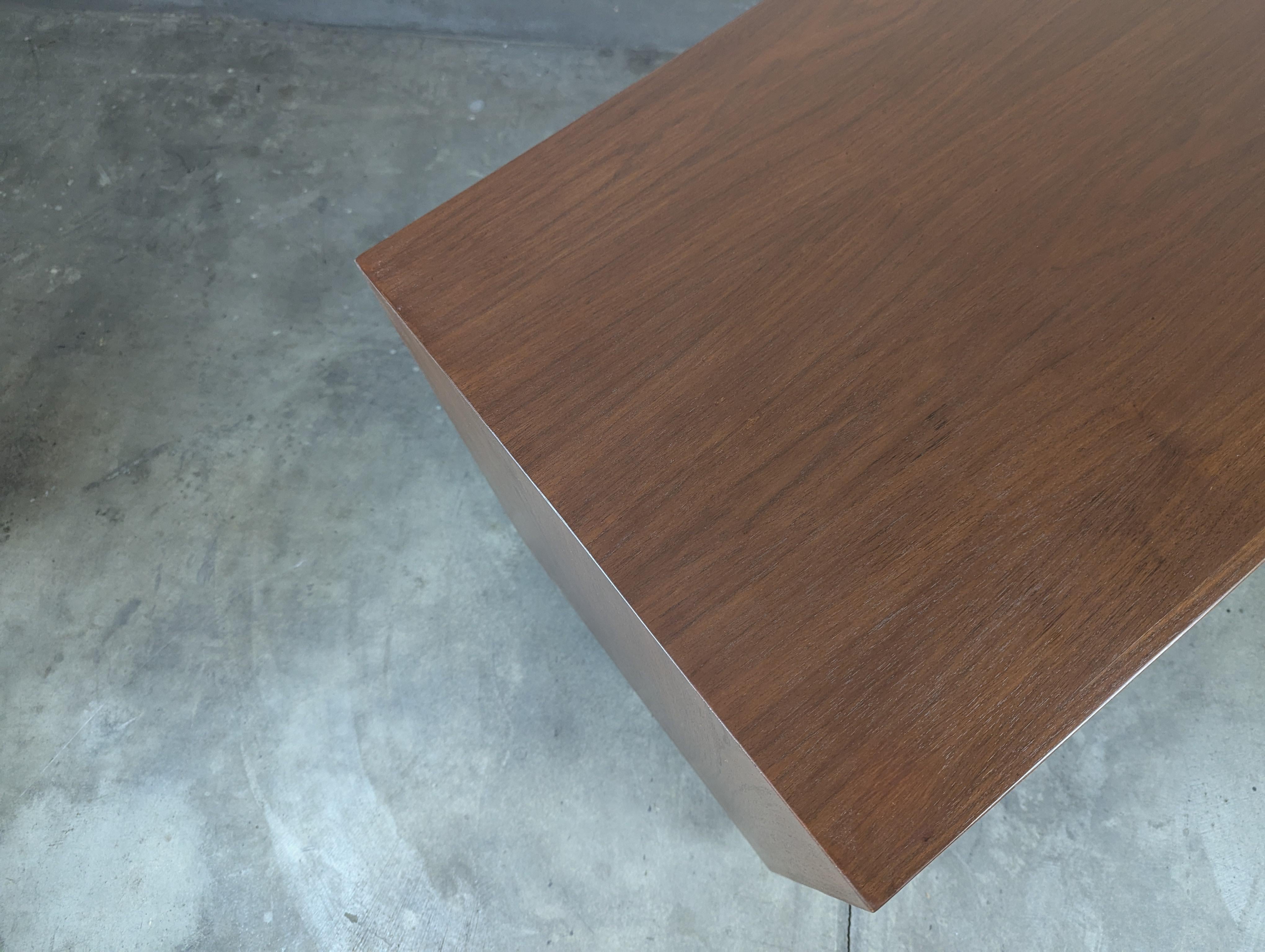 Comò in legno di noce del Mid Century Modern di John Kapel per Glenn of California, 1960 ca. In condizioni ottime in vendita a Chino Hills, CA