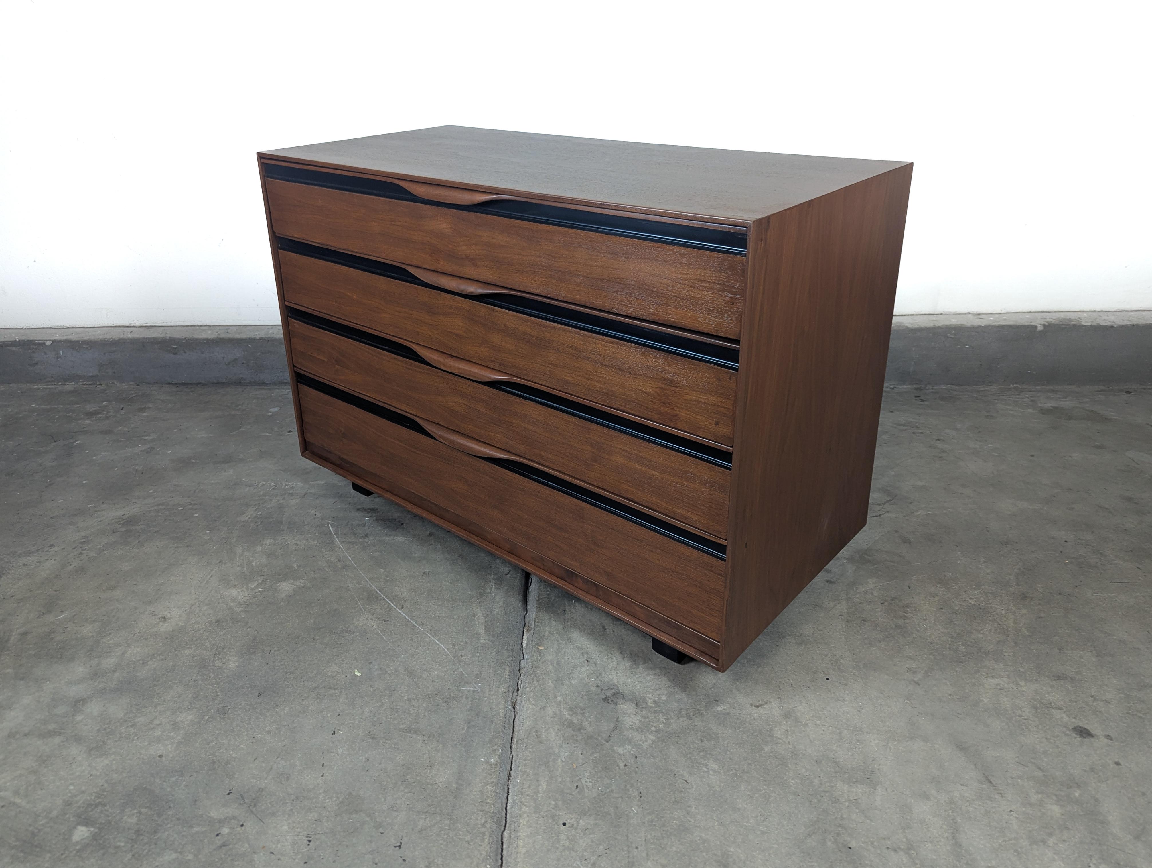 Metà XX secolo Comò in legno di noce del Mid Century Modern di John Kapel per Glenn of California, 1960 ca. in vendita