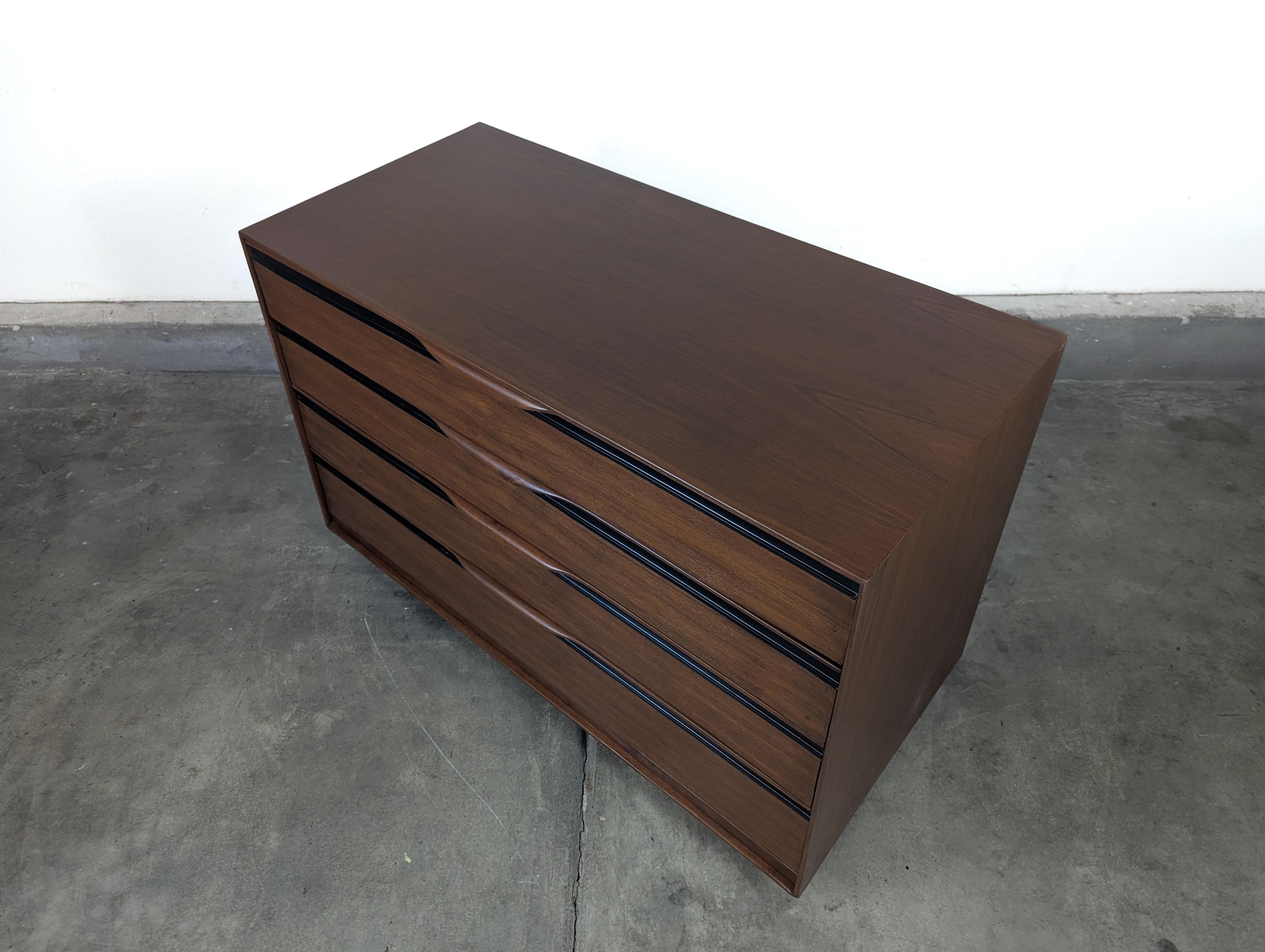 Noce Comò in legno di noce del Mid Century Modern di John Kapel per Glenn of California, 1960 ca. in vendita