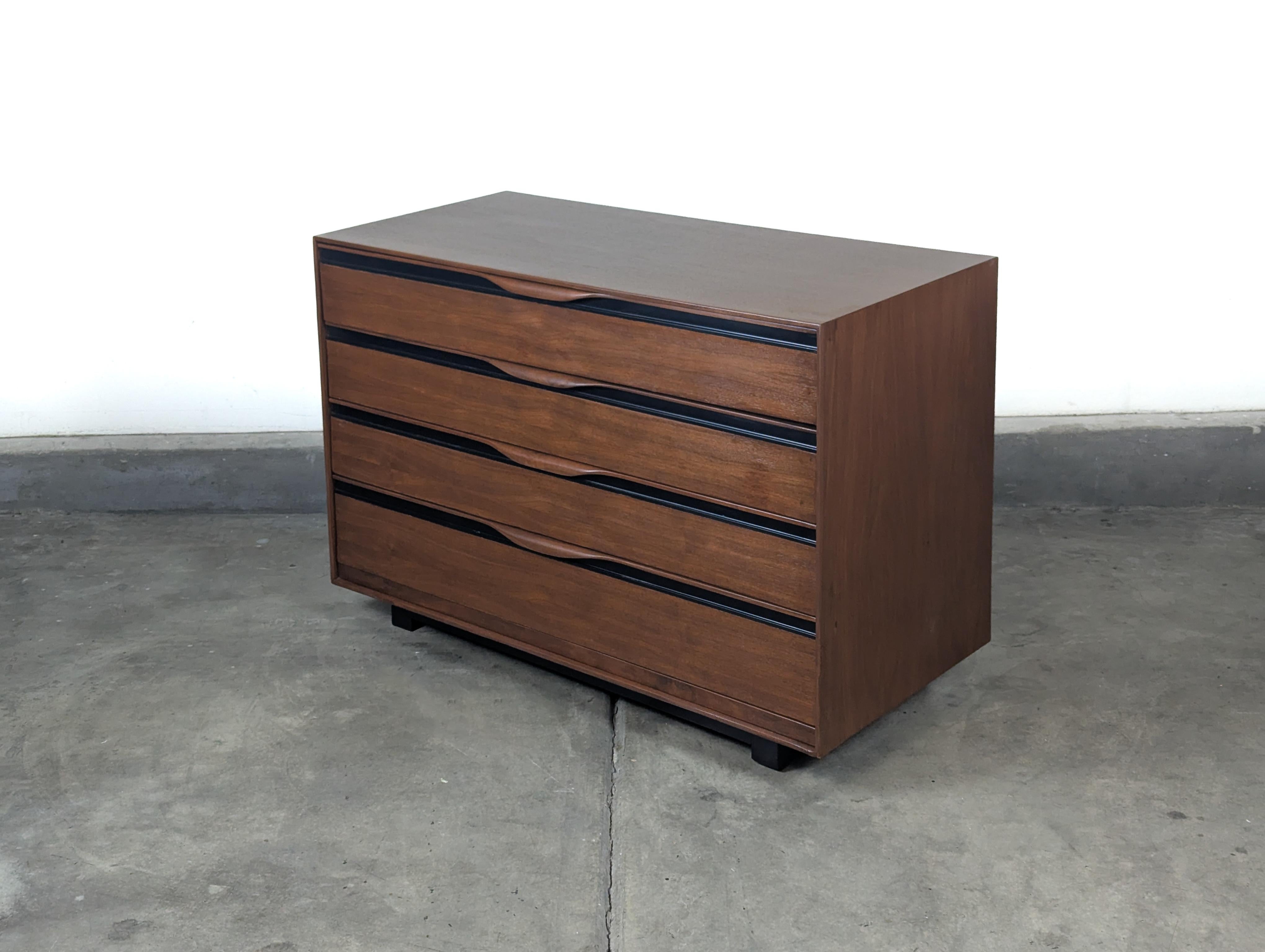 Comò in legno di noce del Mid Century Modern di John Kapel per Glenn of California, 1960 ca. in vendita 1
