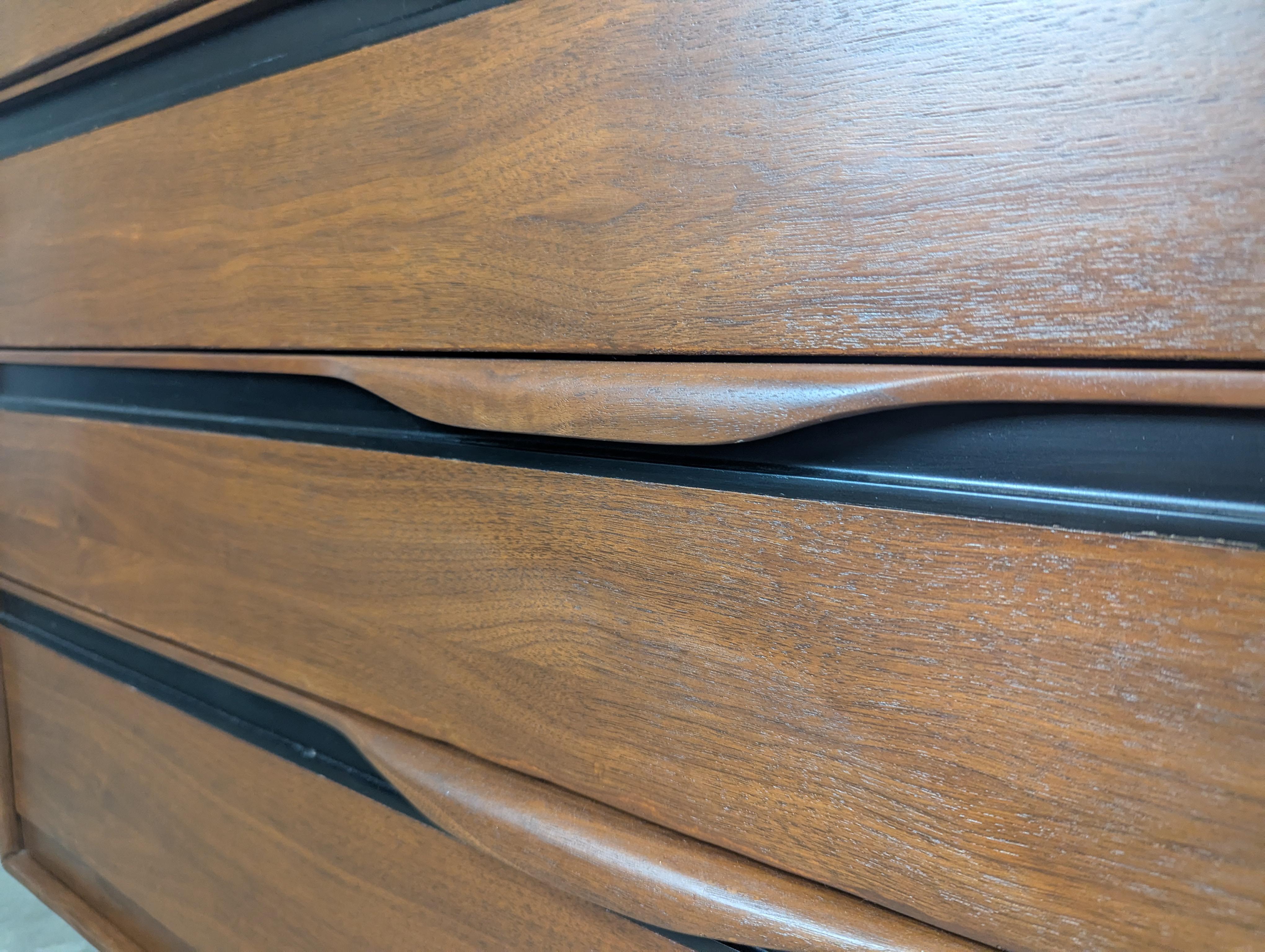 Comò in legno di noce del Mid Century Modern di John Kapel per Glenn of California, 1960 ca. in vendita 2