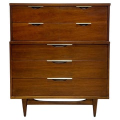 MODERNER Nussbaum-Kleiderschrank aus der Mitte des Jahrhunderts von Kent Coffey's Tableau Line, ca. 1960er Jahre
