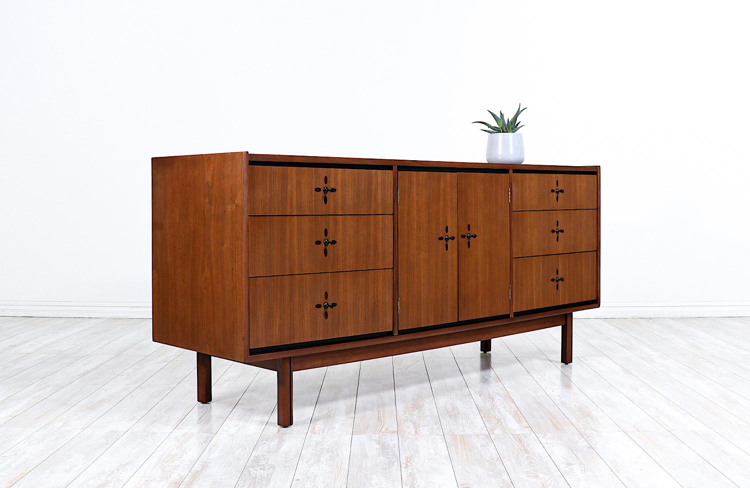 Mid-Century Modern Walnut Dresser by Kroehler Furniture In Excellent Condition In Los Angeles, CA
