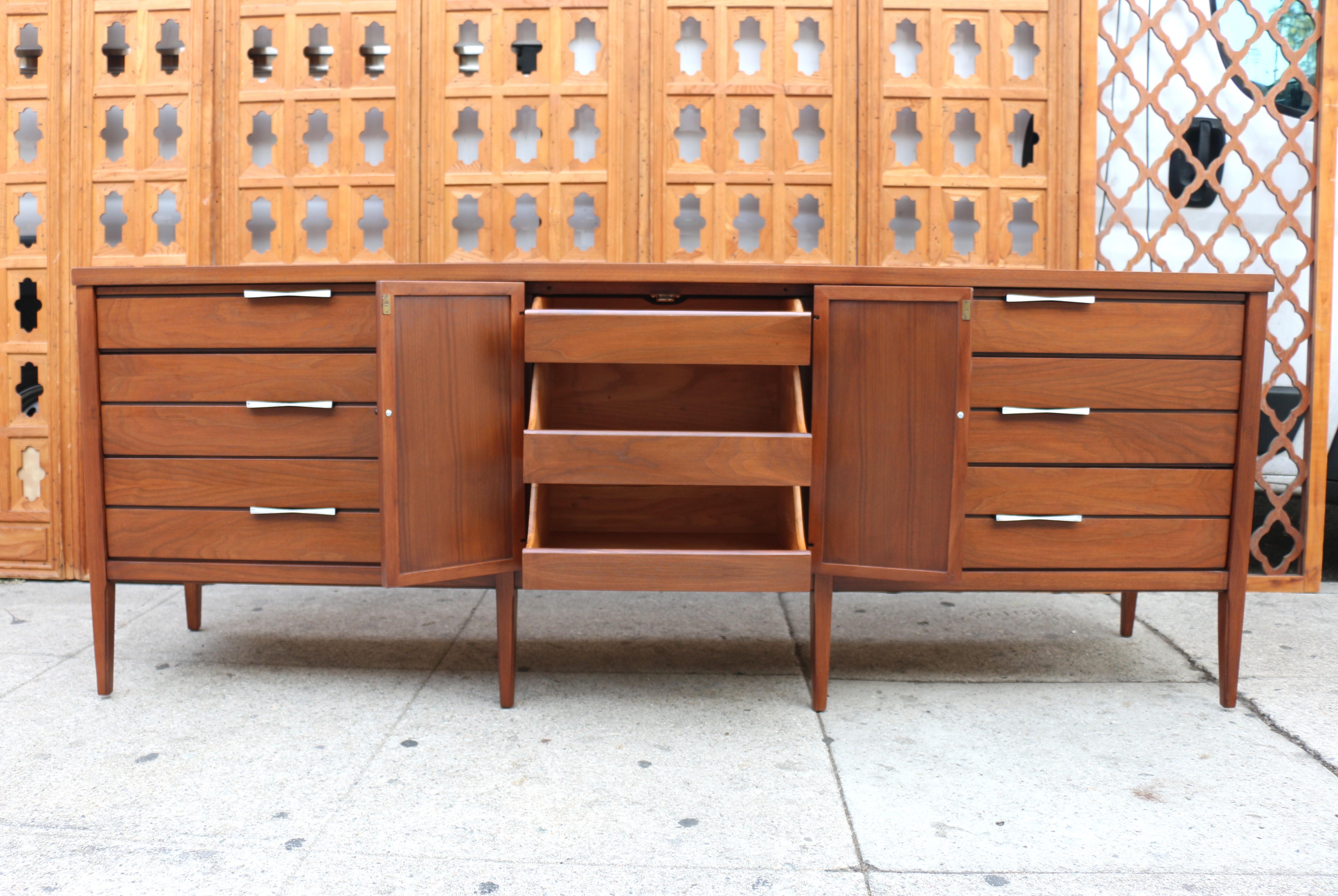 Mid-Century Modern Walnut Dresser by Lane In Good Condition For Sale In North Hollywood, CA