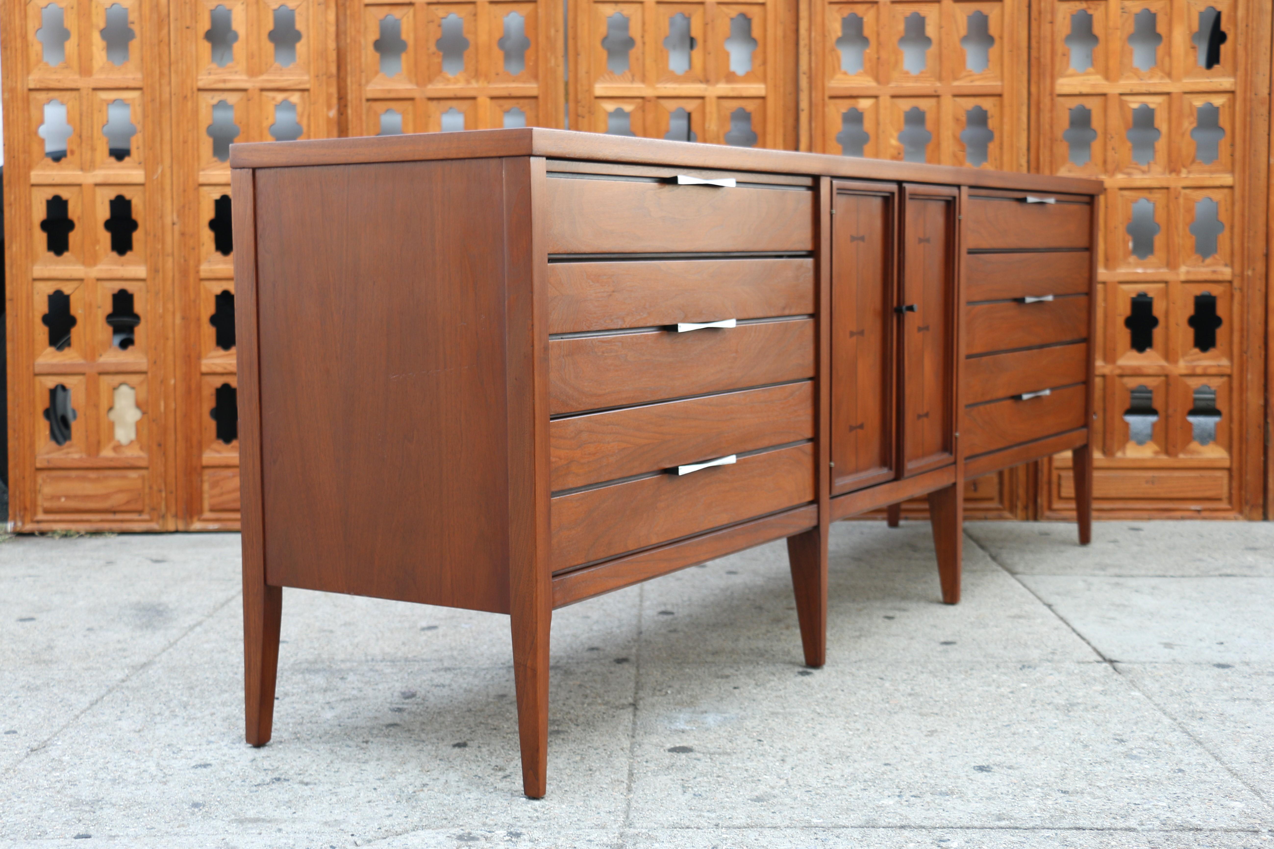 Mid-Century Modern Walnut Dresser by Lane For Sale 1