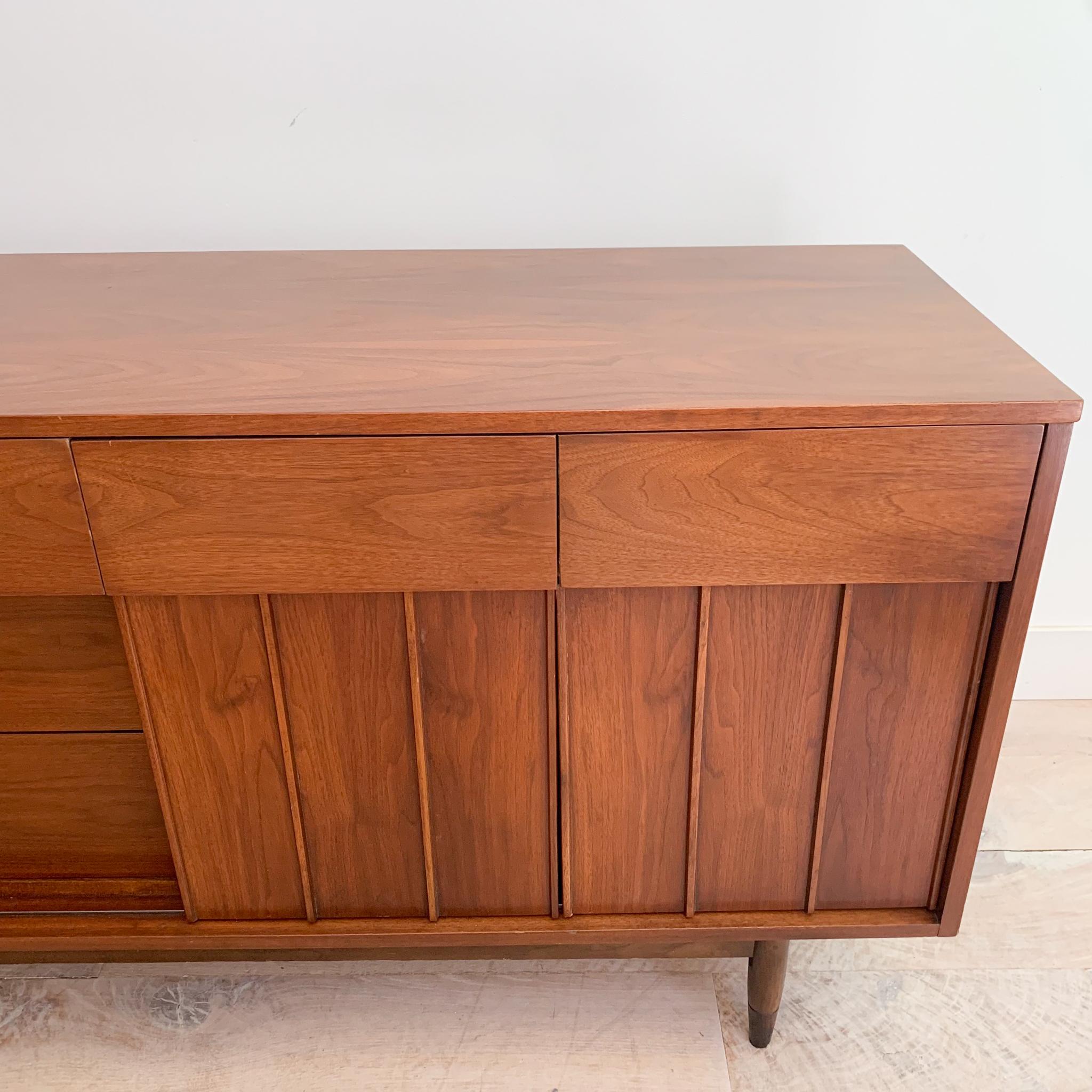 Mid-Century Modern Walnut Dresser by Mainline for Hooker Furniture In Good Condition In Asheville, NC