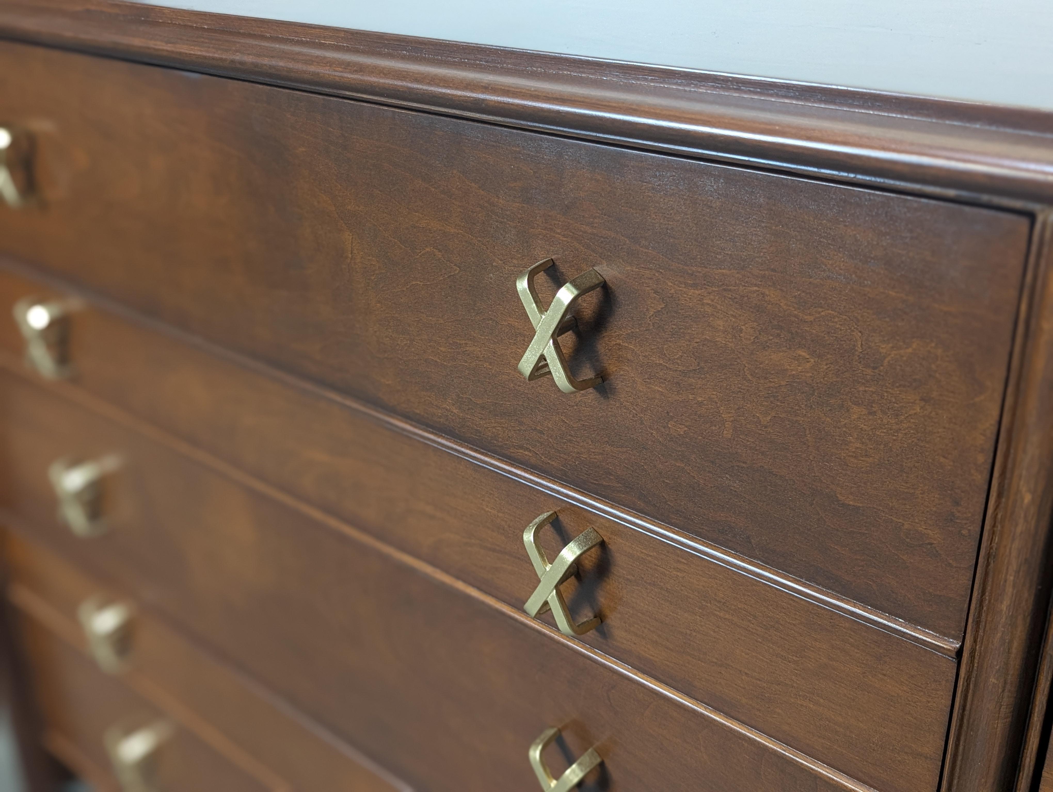 Comò in legno di noce del Mid Century Furniture di Paul Frankl per Johnson Furniture, anni Cinquanta in vendita 4