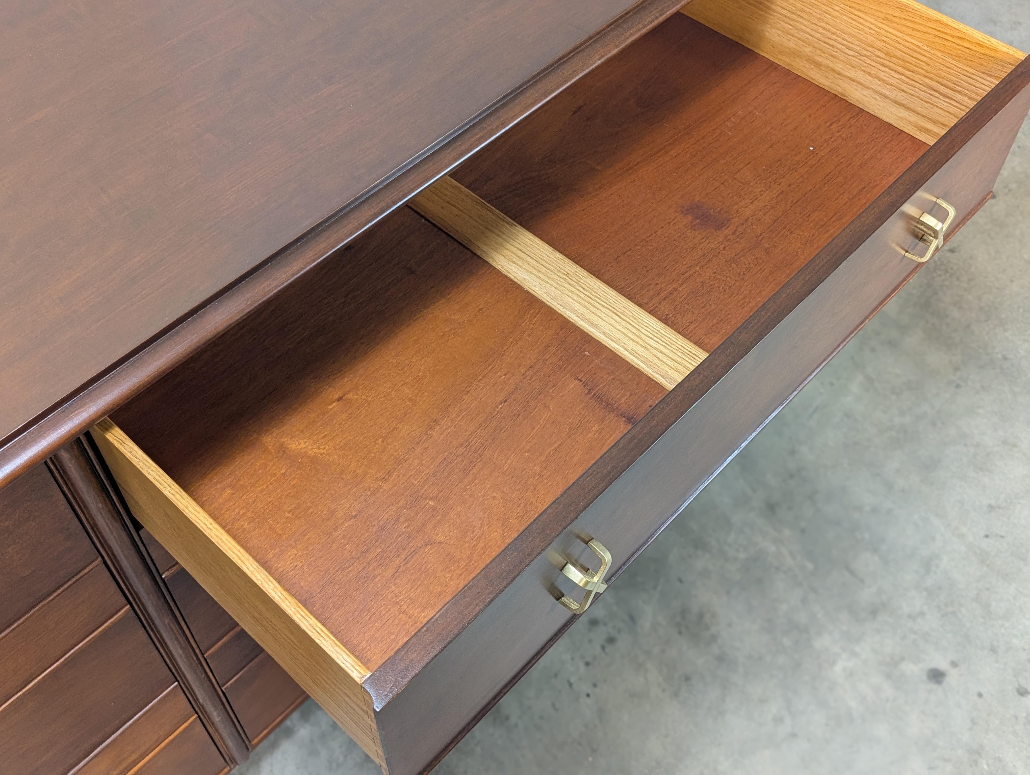 Comò in legno di noce del Mid Century Furniture di Paul Frankl per Johnson Furniture, anni Cinquanta in vendita 5