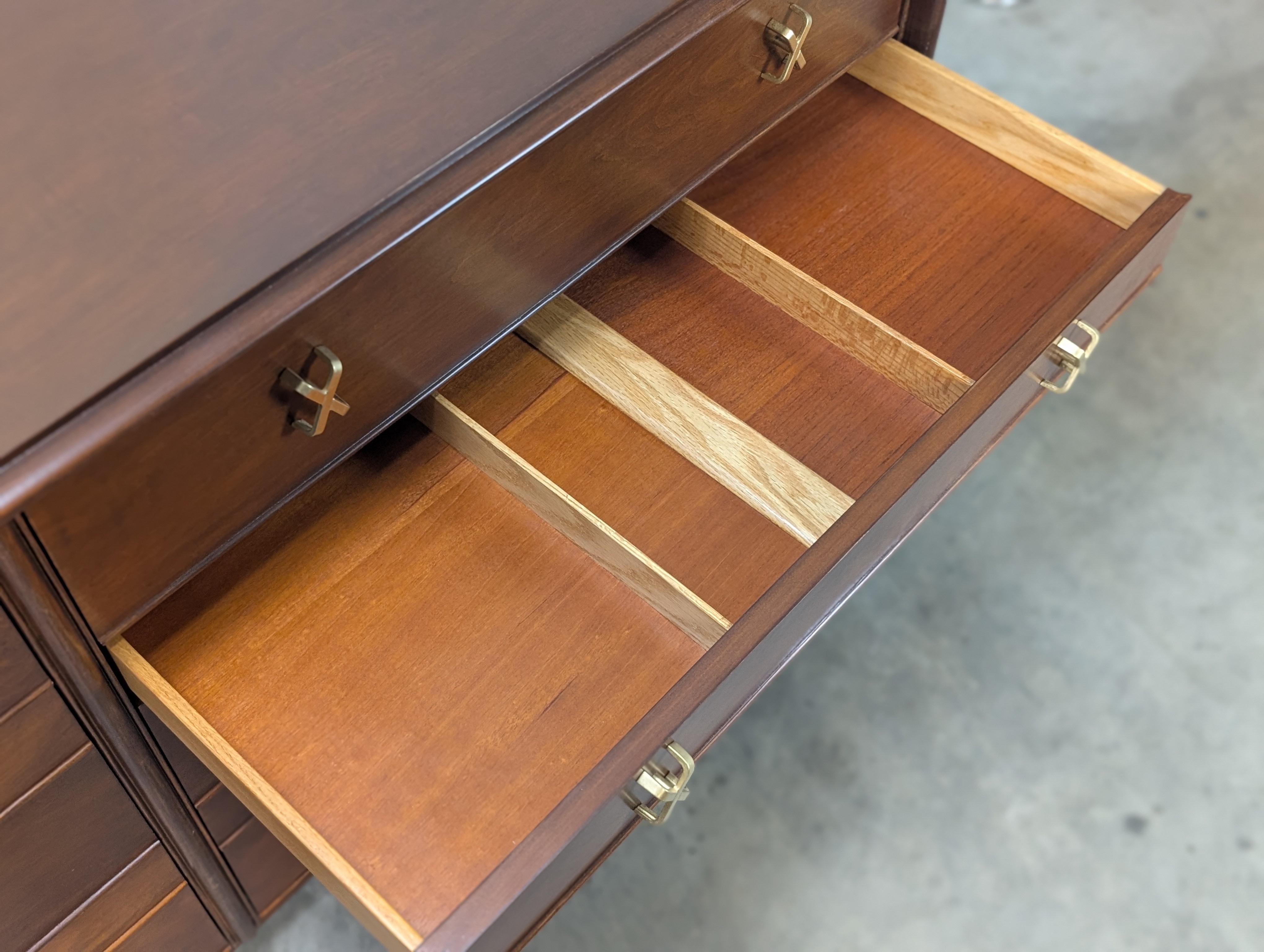 Comò in legno di noce del Mid Century Furniture di Paul Frankl per Johnson Furniture, anni Cinquanta in vendita 6