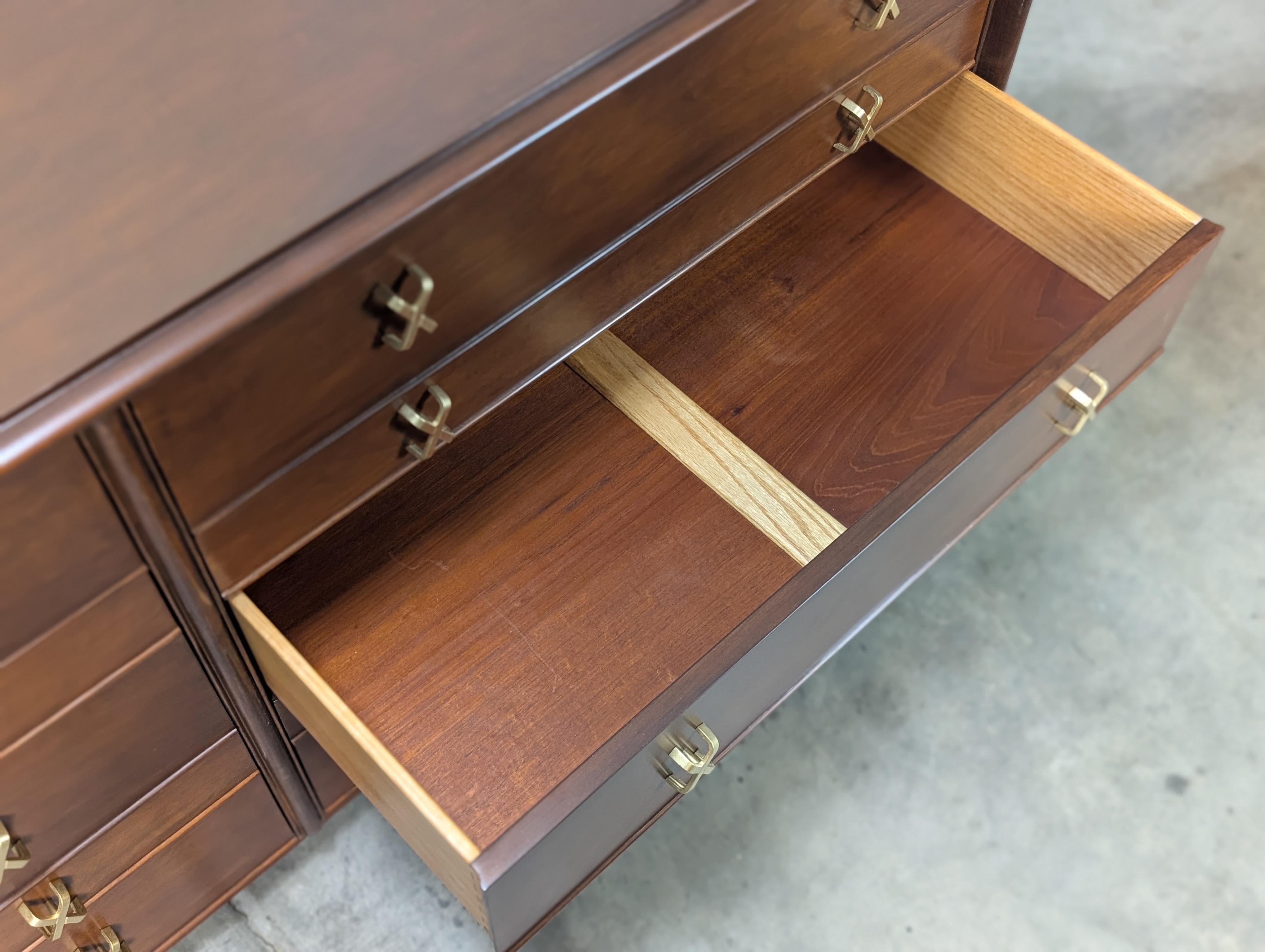 Comò in legno di noce del Mid Century Furniture di Paul Frankl per Johnson Furniture, anni Cinquanta in vendita 7