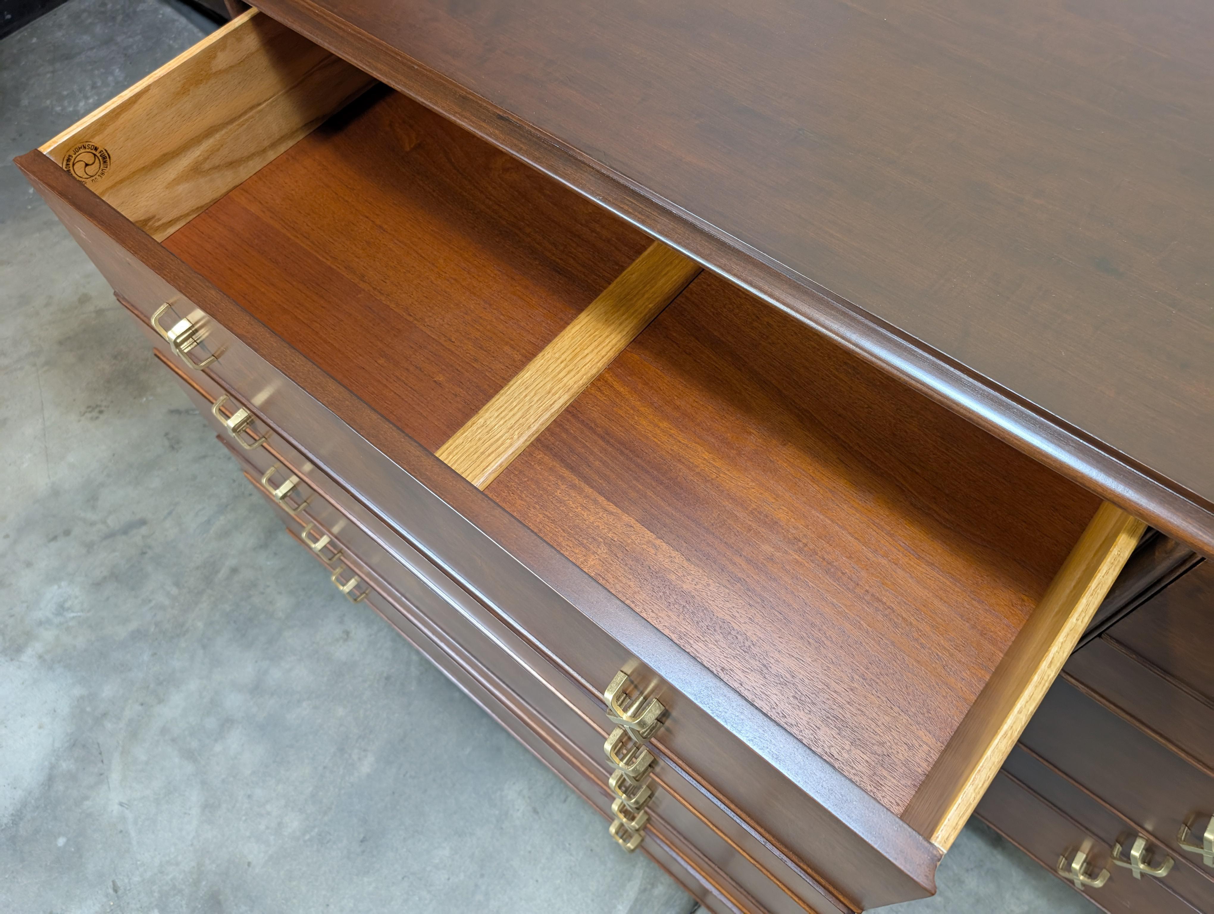 Comò in legno di noce del Mid Century Furniture di Paul Frankl per Johnson Furniture, anni Cinquanta in vendita 8