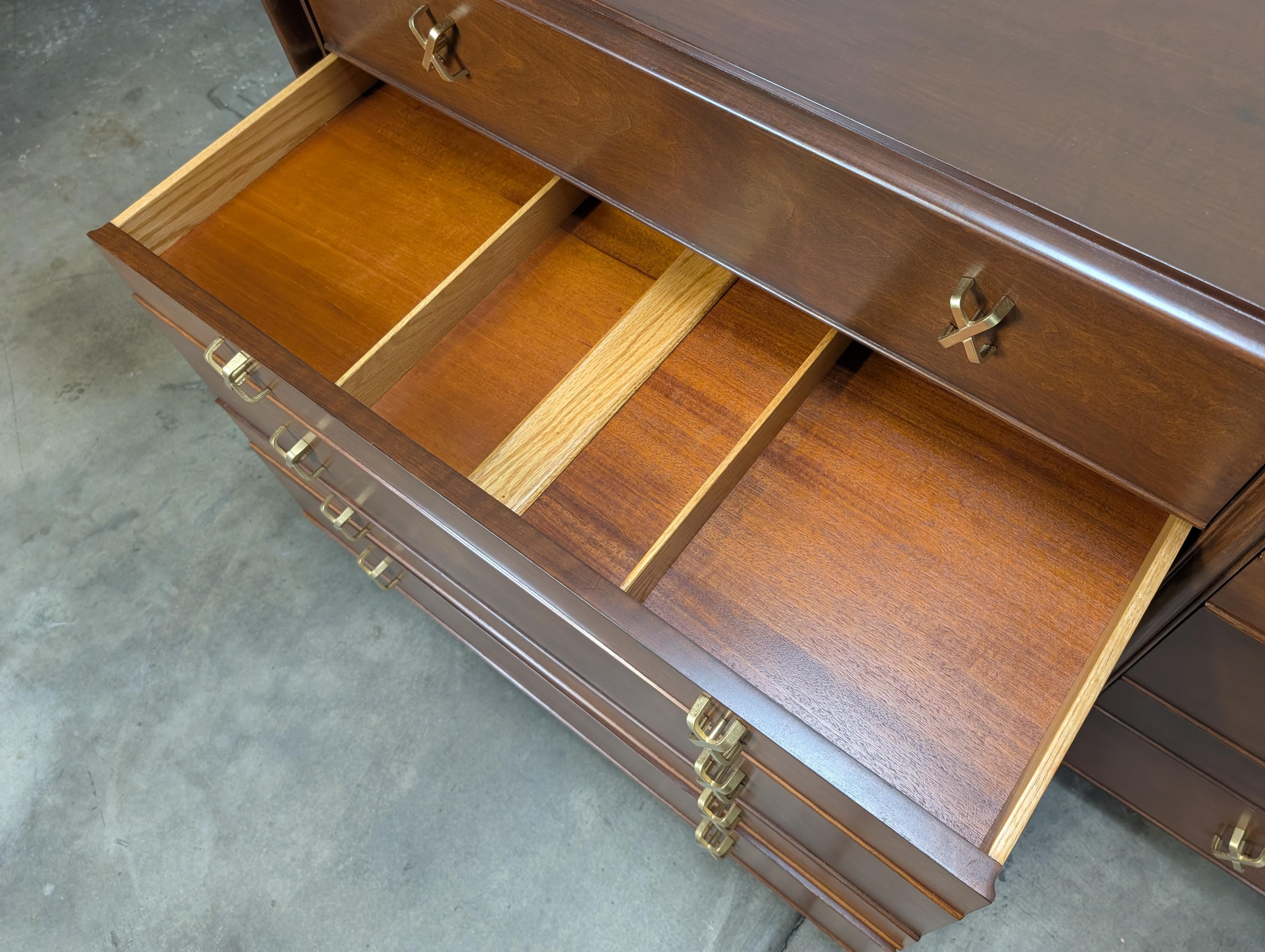 Comò in legno di noce del Mid Century Furniture di Paul Frankl per Johnson Furniture, anni Cinquanta in vendita 9