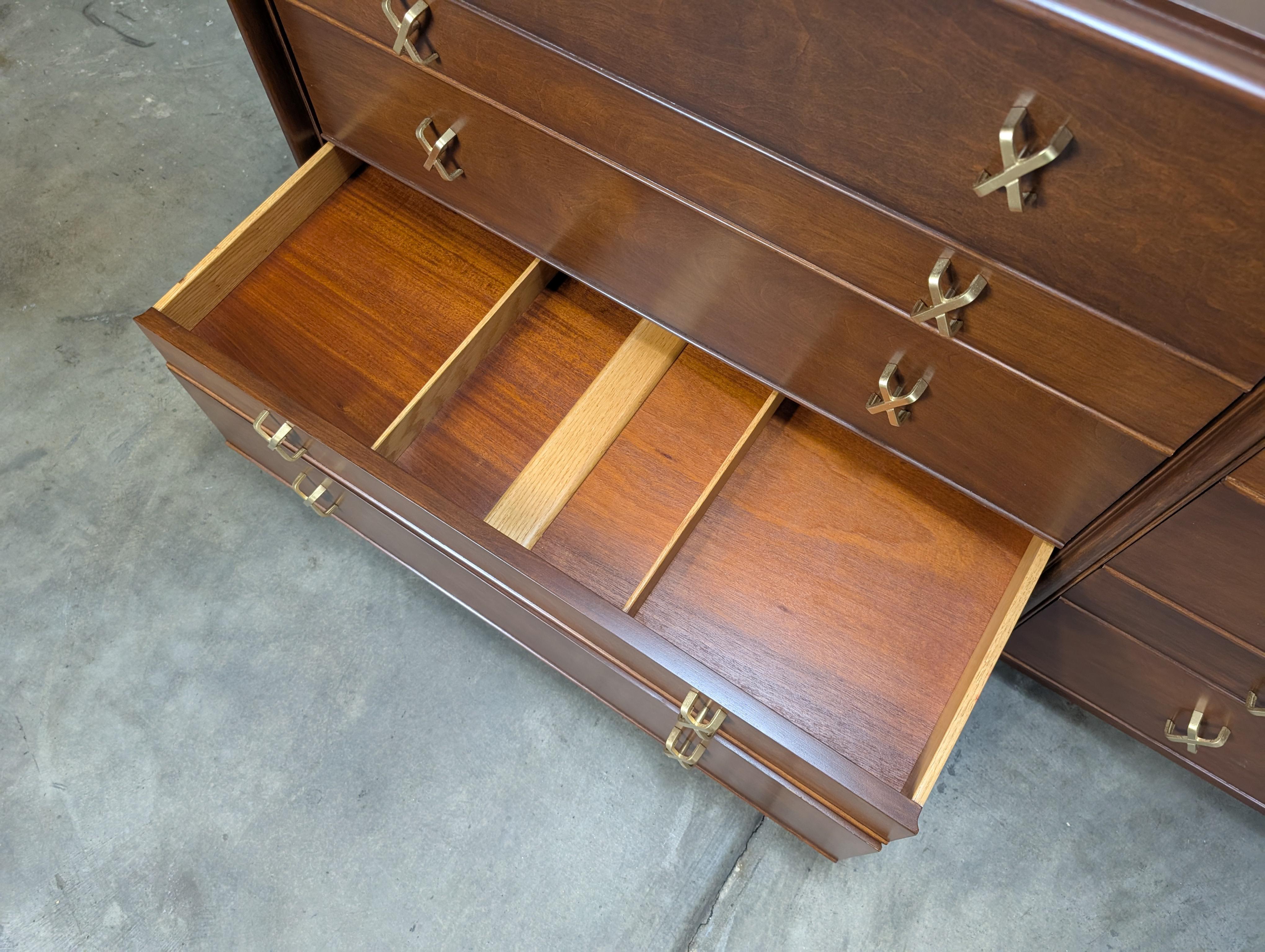 Comò in legno di noce del Mid Century Furniture di Paul Frankl per Johnson Furniture, anni Cinquanta in vendita 11