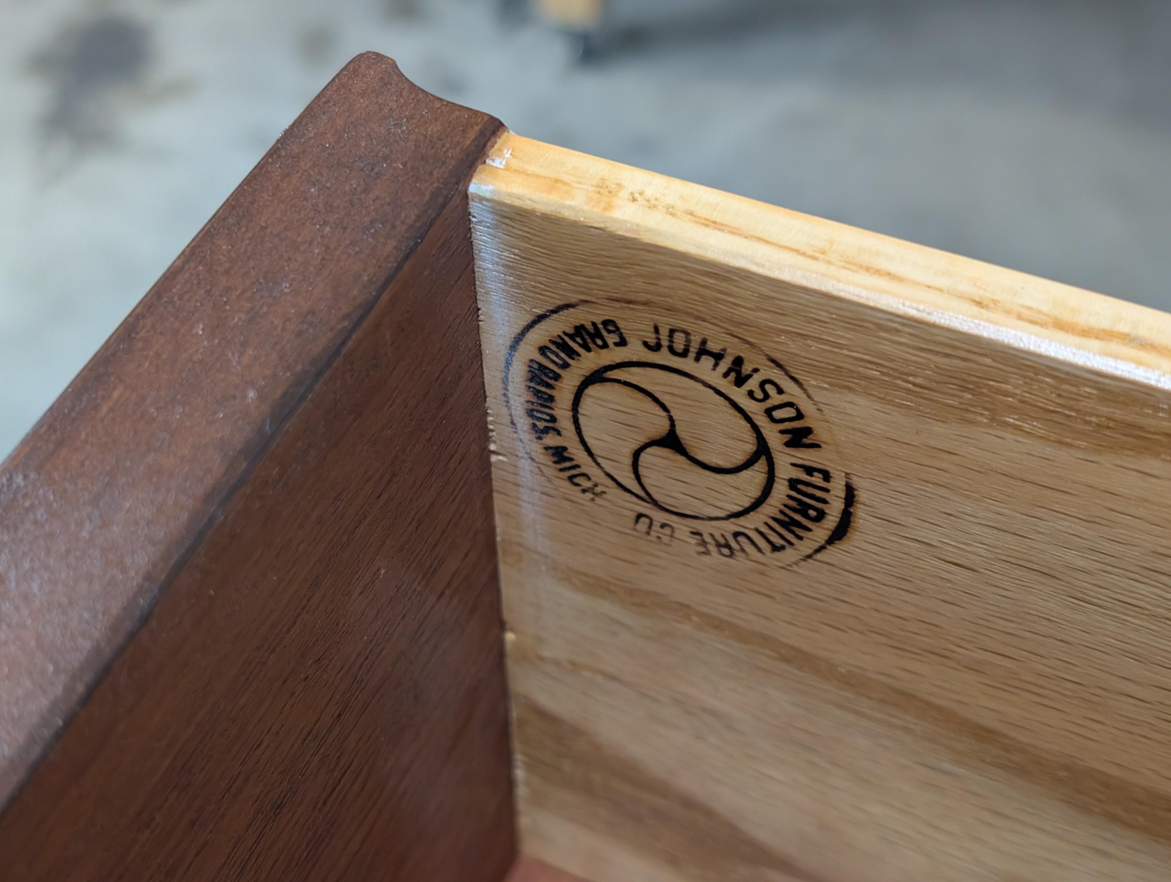 Comò in legno di noce del Mid Century Furniture di Paul Frankl per Johnson Furniture, anni Cinquanta in vendita 12