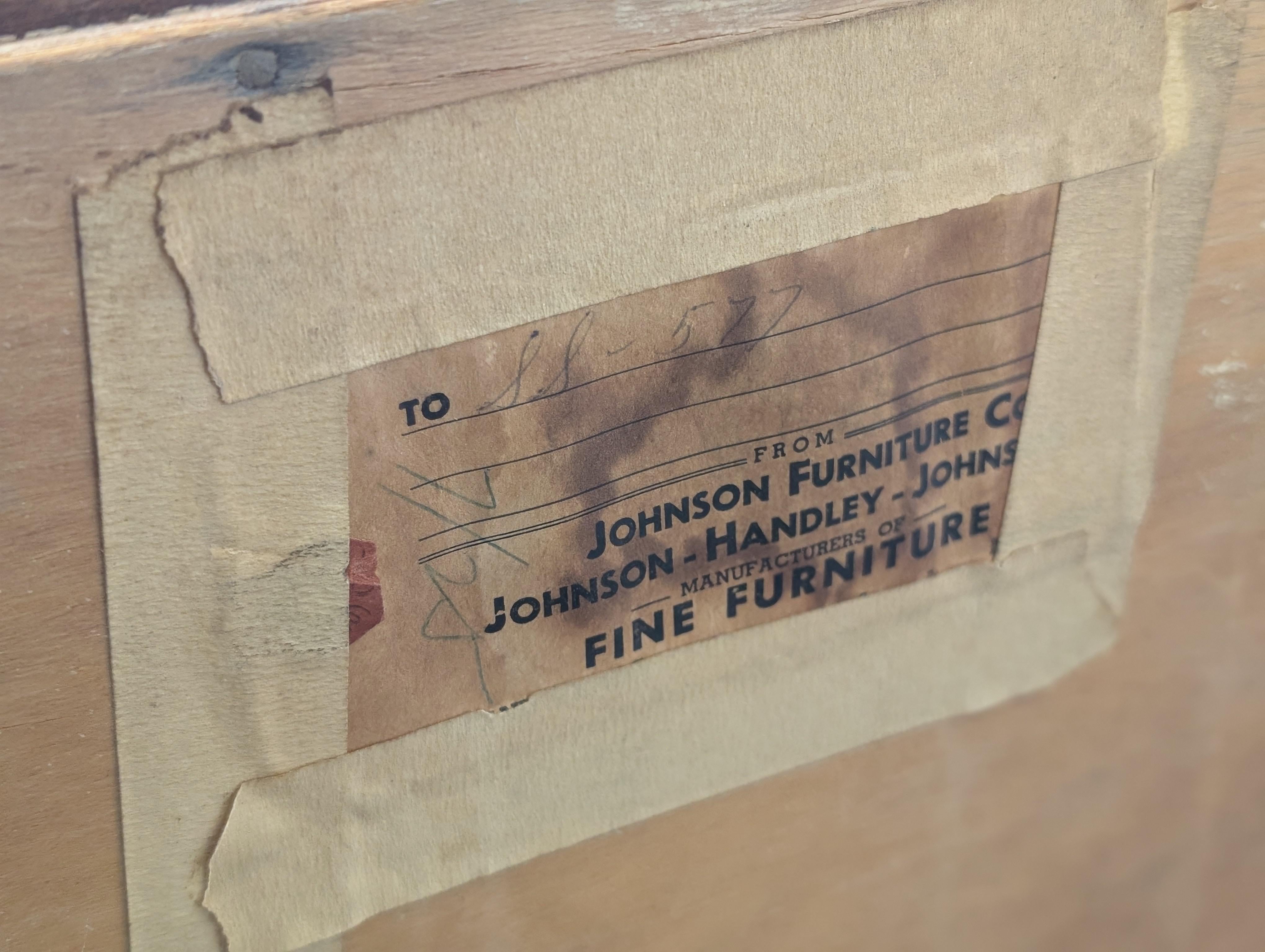 Comò in legno di noce del Mid Century Furniture di Paul Frankl per Johnson Furniture, anni Cinquanta in vendita 13