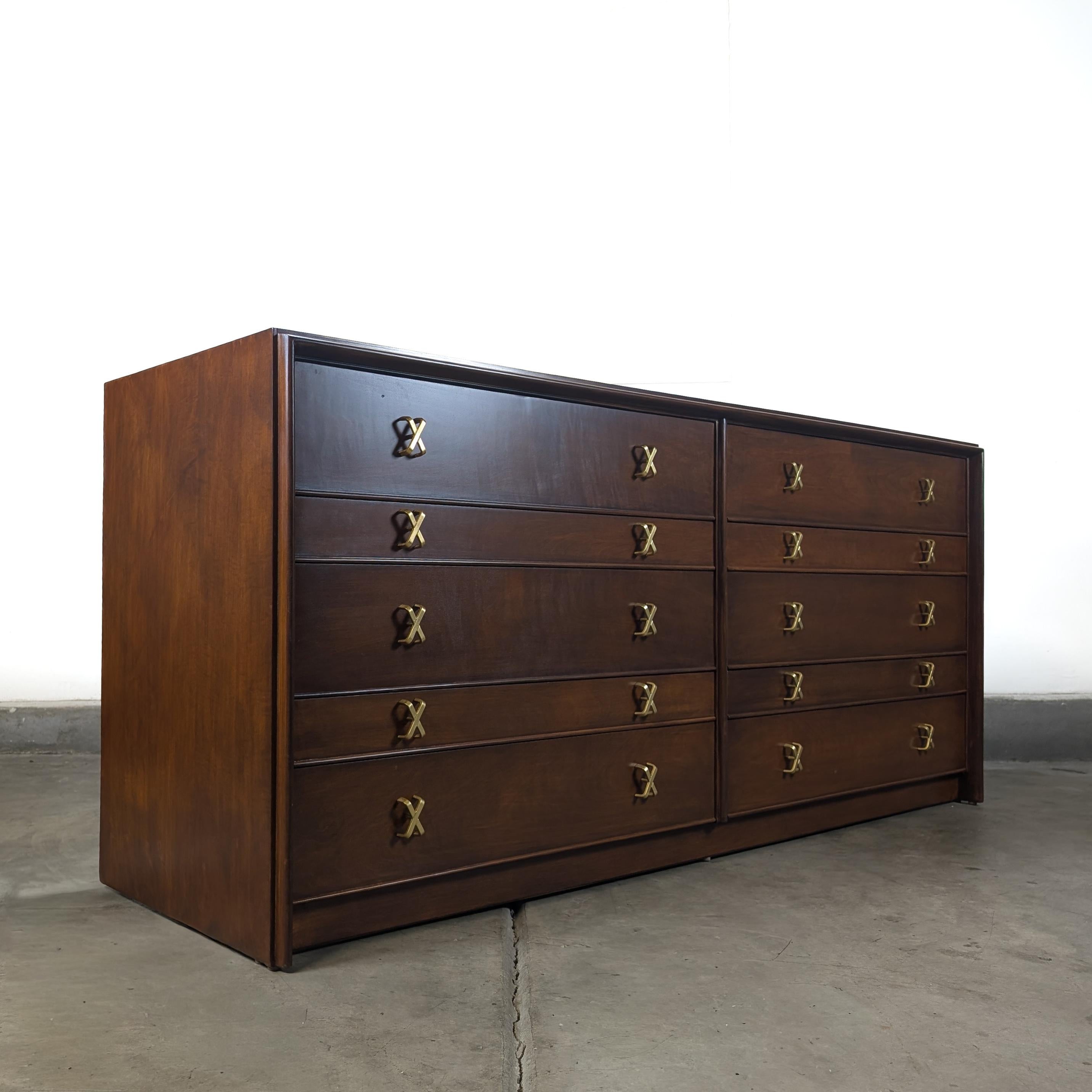 Mid-Century moderno Comò in legno di noce del Mid Century Furniture di Paul Frankl per Johnson Furniture, anni Cinquanta in vendita