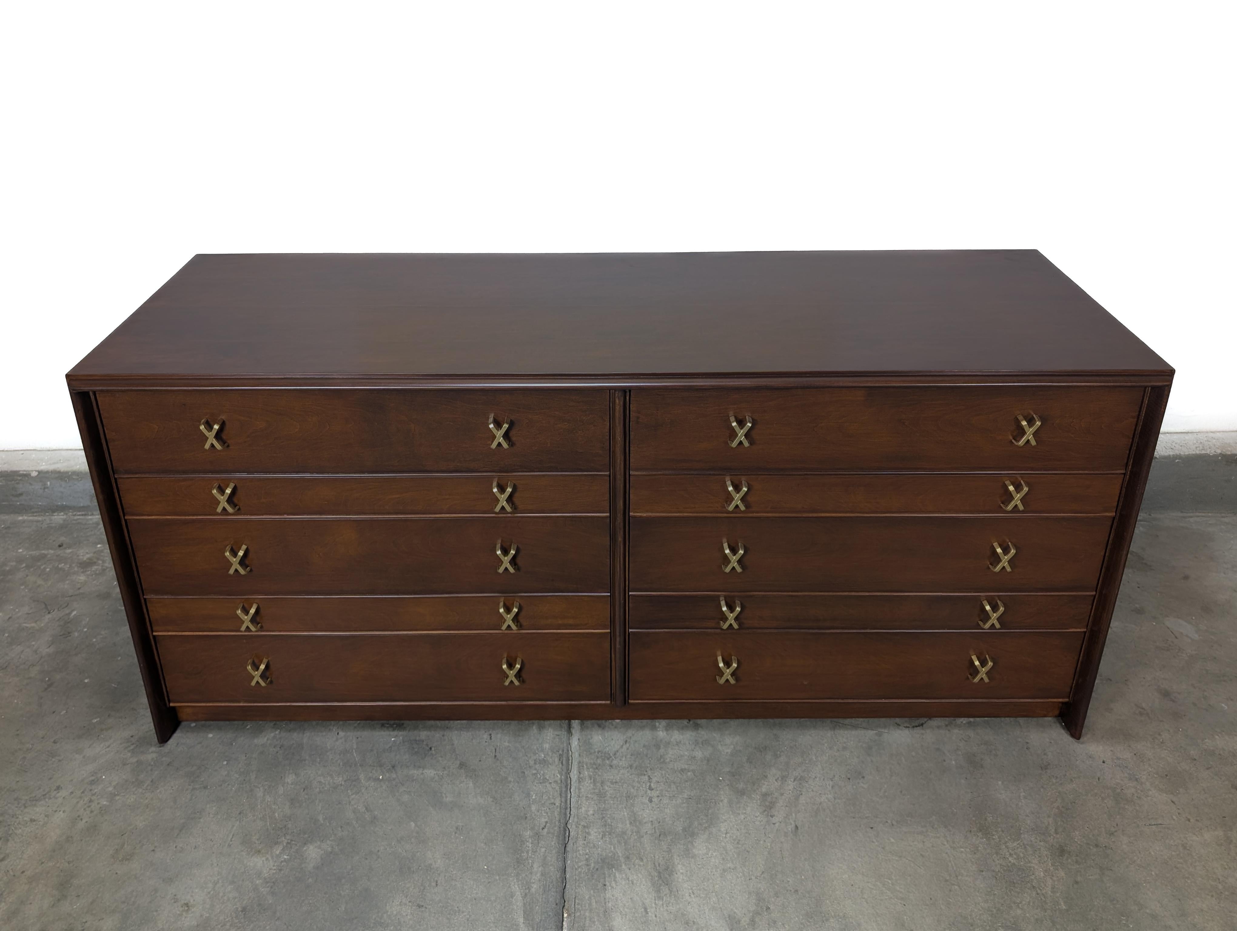 Metà XX secolo Comò in legno di noce del Mid Century Furniture di Paul Frankl per Johnson Furniture, anni Cinquanta in vendita