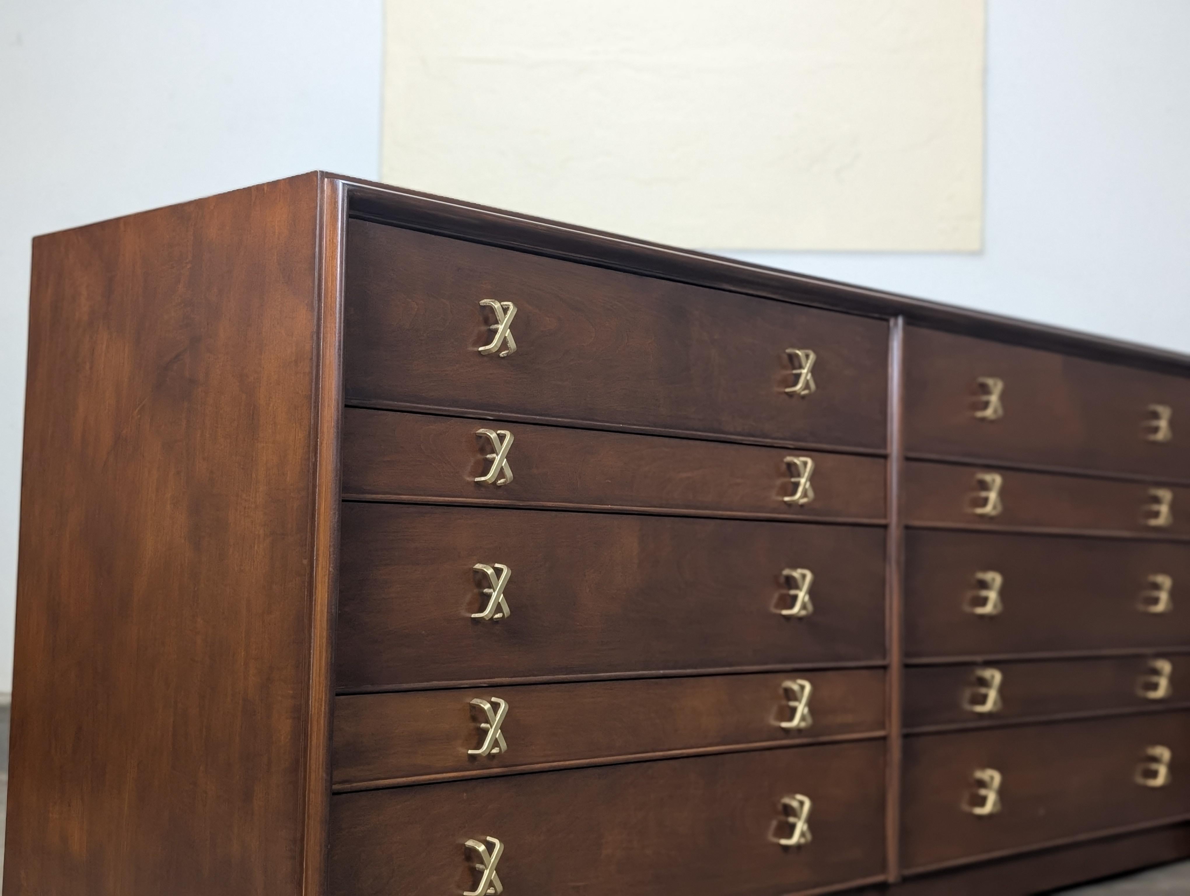 Comò in legno di noce del Mid Century Furniture di Paul Frankl per Johnson Furniture, anni Cinquanta in vendita 1