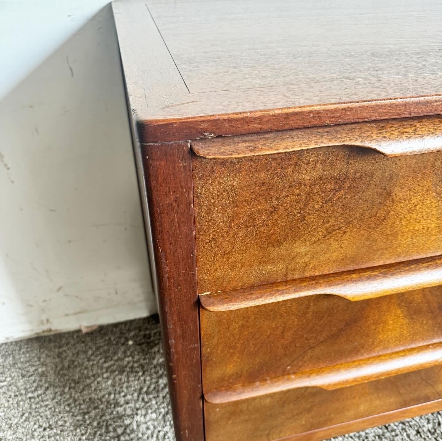 Mid Century Modern Walnut Dresser by Sligh - 6 Drawers In Good Condition In Delray Beach, FL
