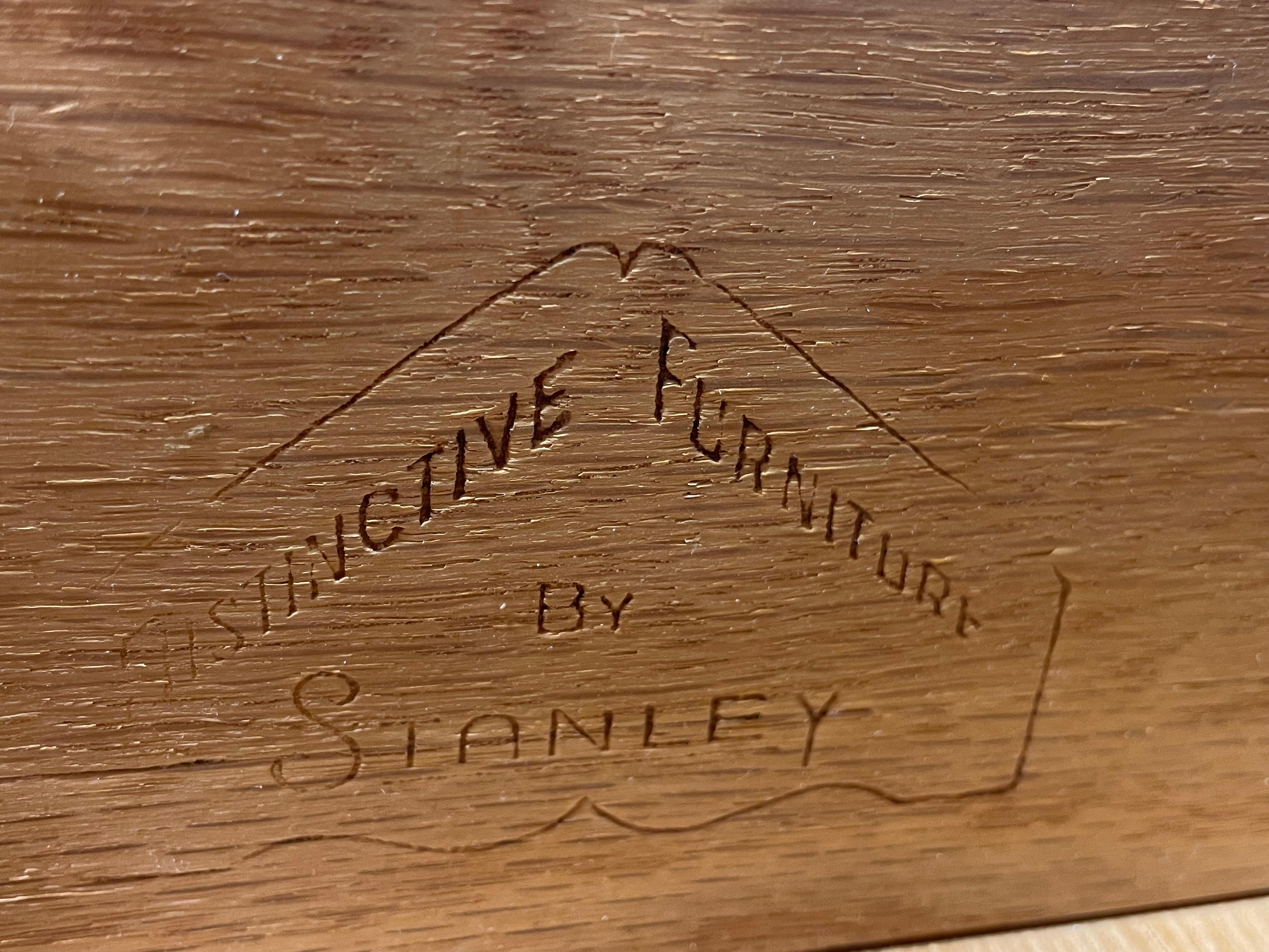 Coiffeuse en noyer MODERNE du milieu du siècle par A.I.C. Stanley Furniture, c. 1960. en vente 6