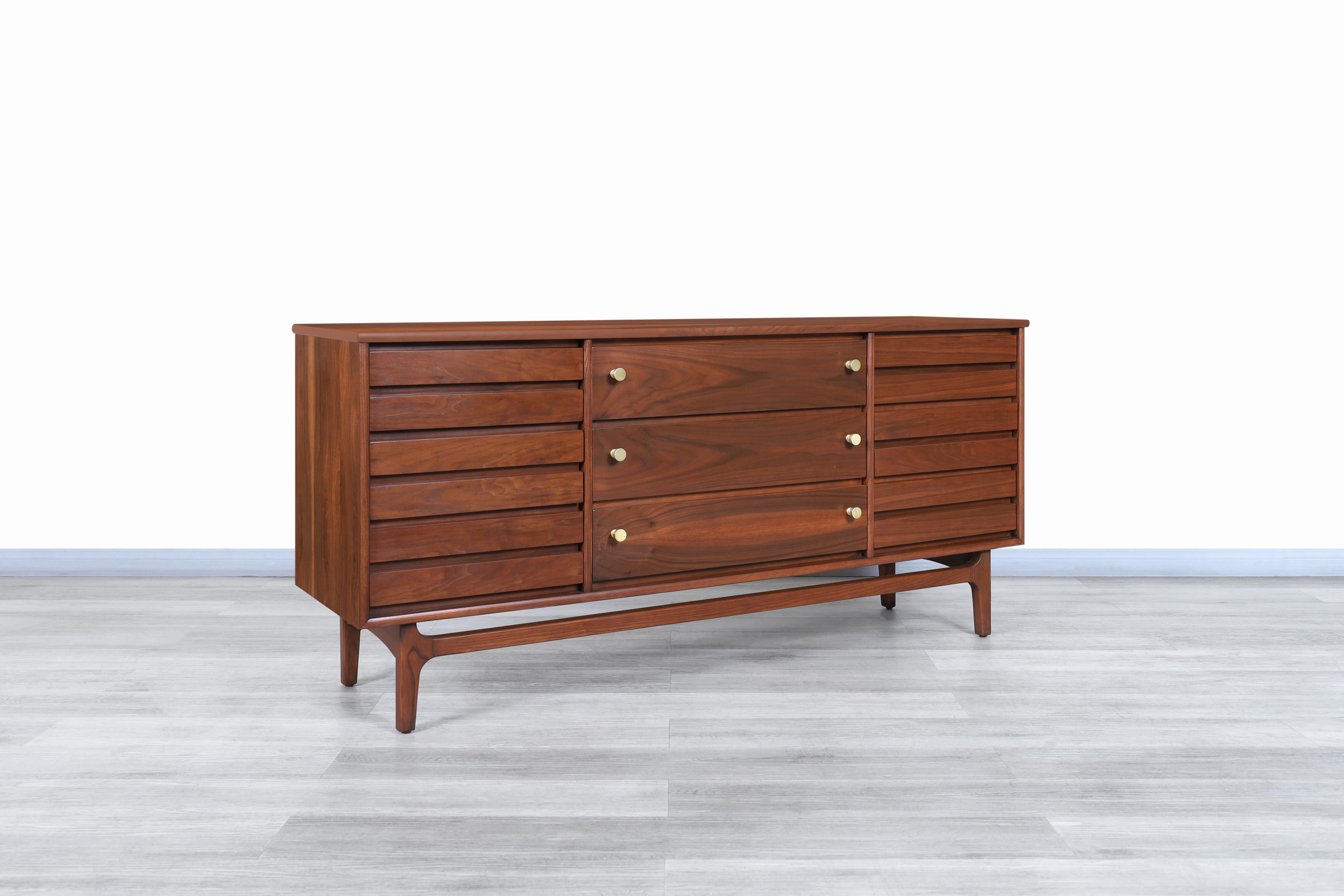Exceptional Mid-Century Modern walnut dresser designed and manufactured by Stanley Furniture in the United States, circa 1960s. This dresser has been constructed from the highest quality walnut wood and features a conservative yet highly functional