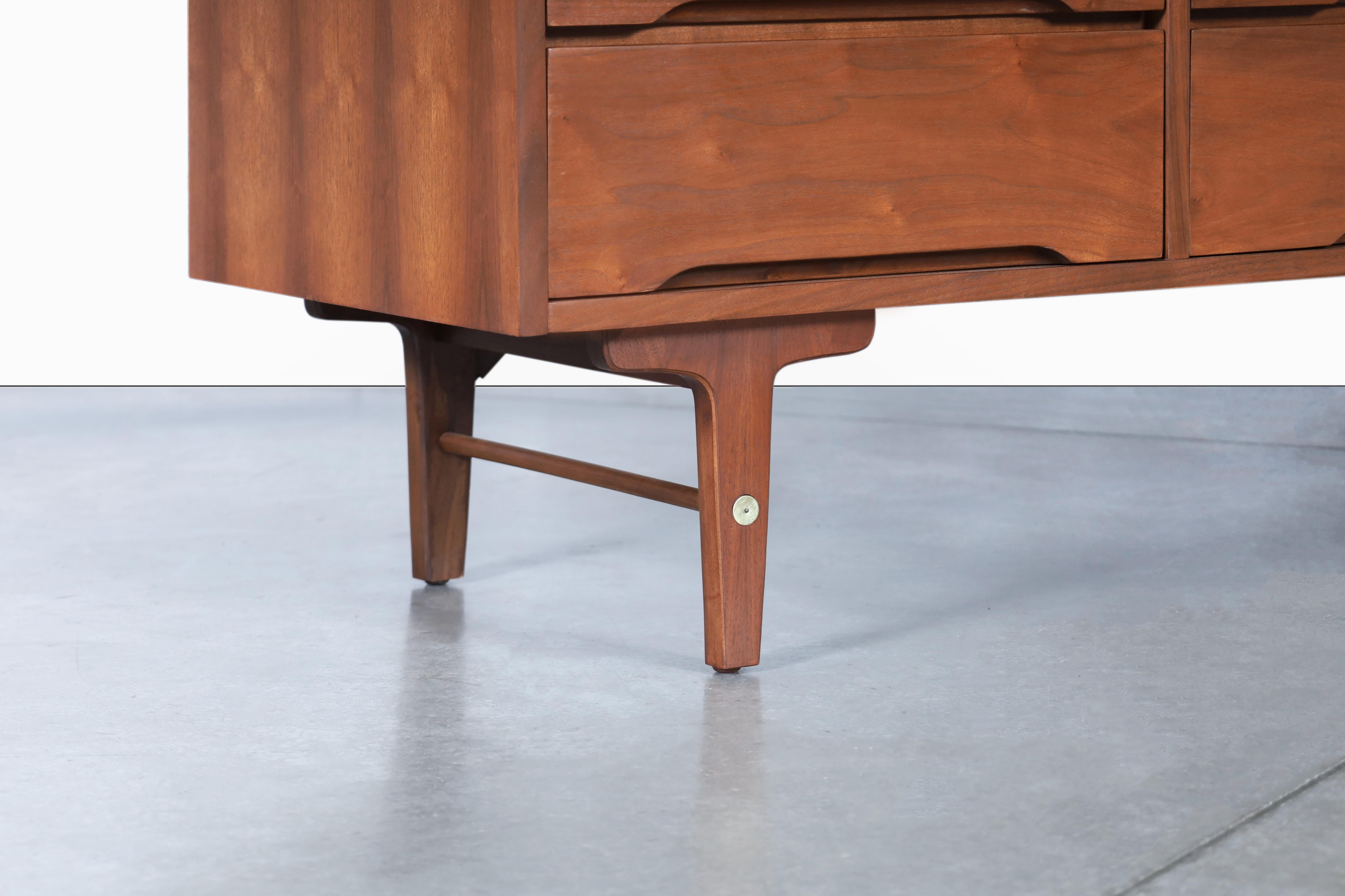 Mid-Century Modern Walnut Dresser by Stanley Furniture In Excellent Condition For Sale In North Hollywood, CA