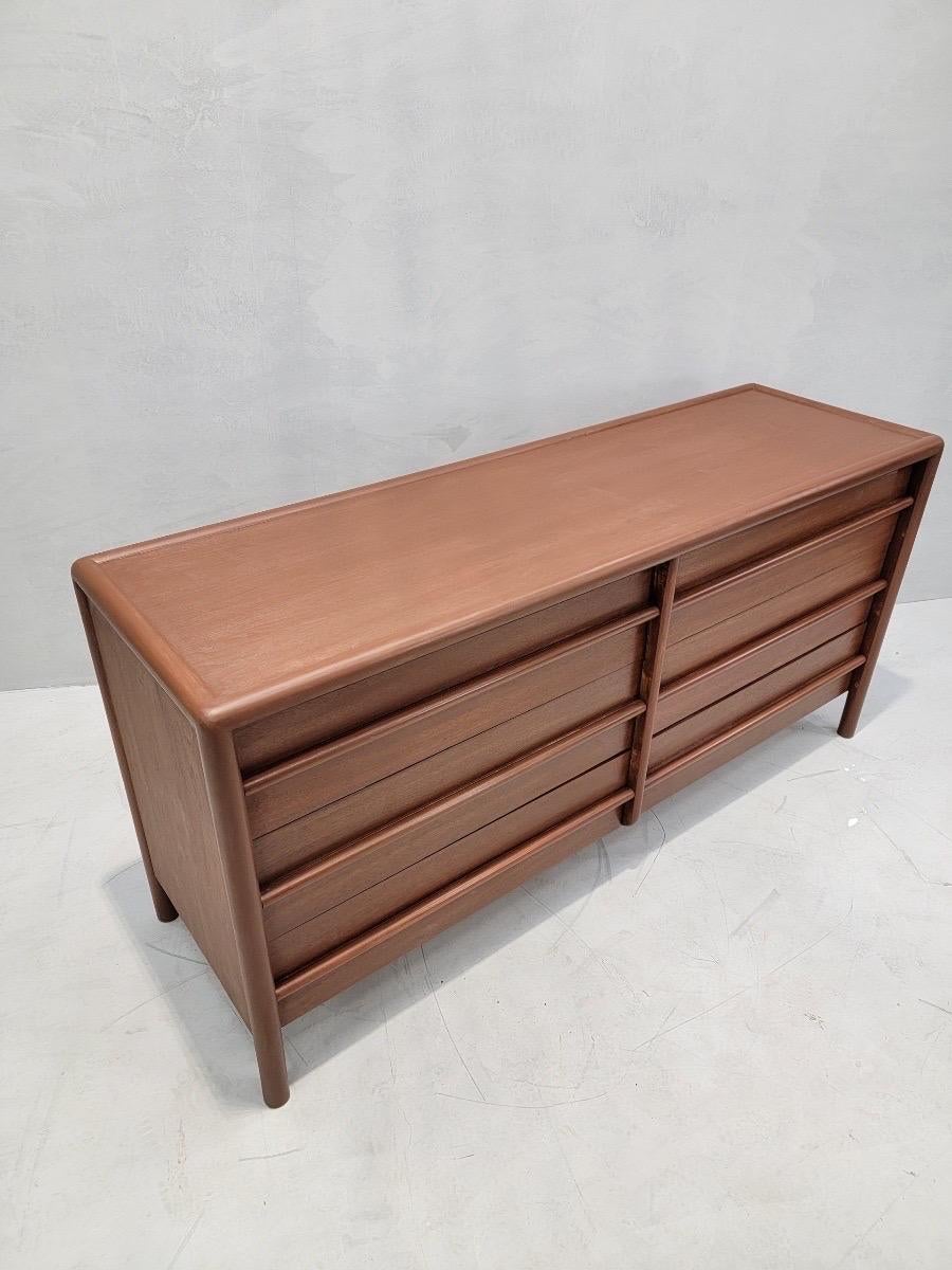 Mid Century Modern Walnut Dresser by T.H. Robsjohn-Gidding for Widdicomb In Good Condition For Sale In Chicago, IL