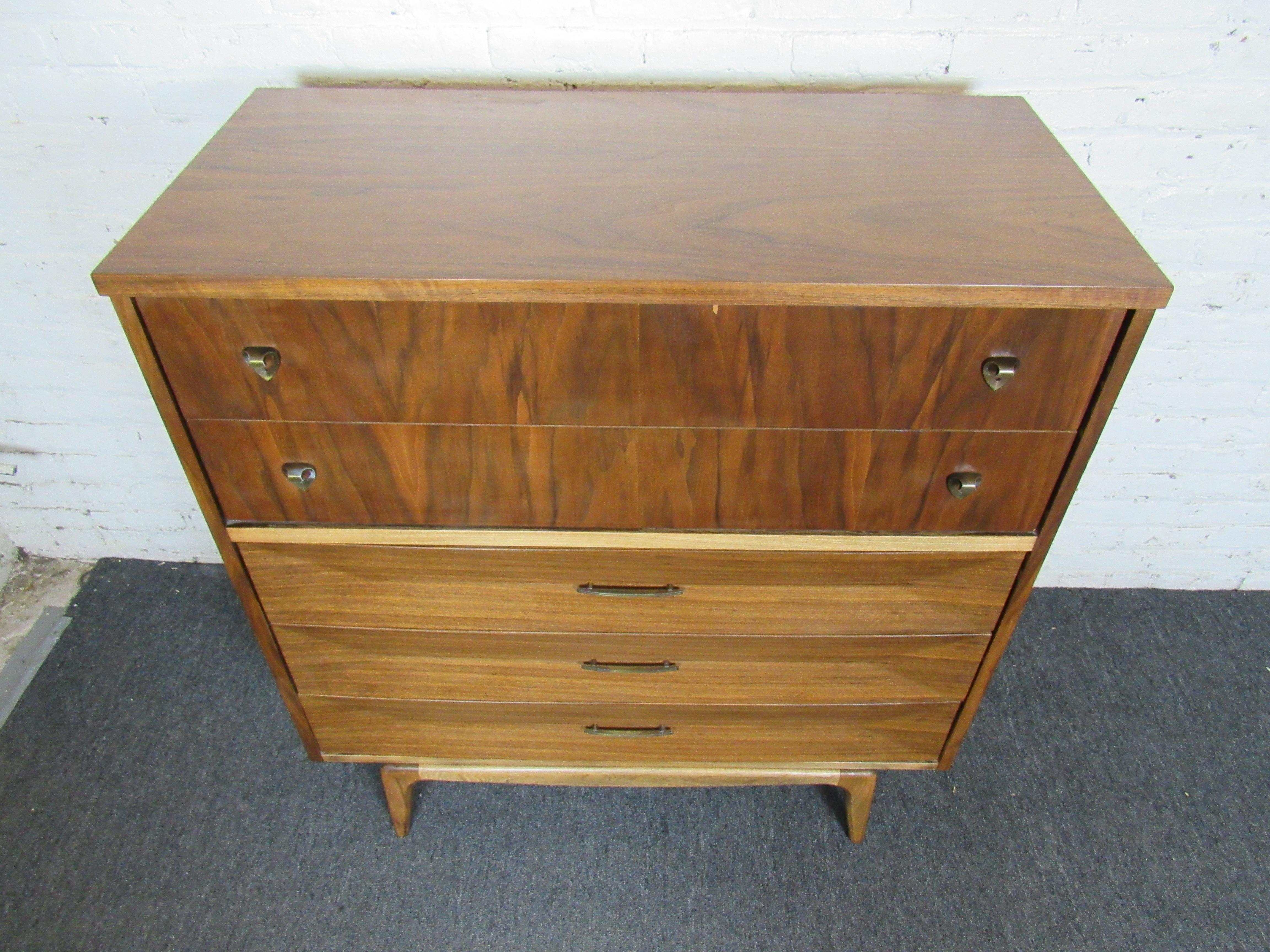 united furniture corporation dresser