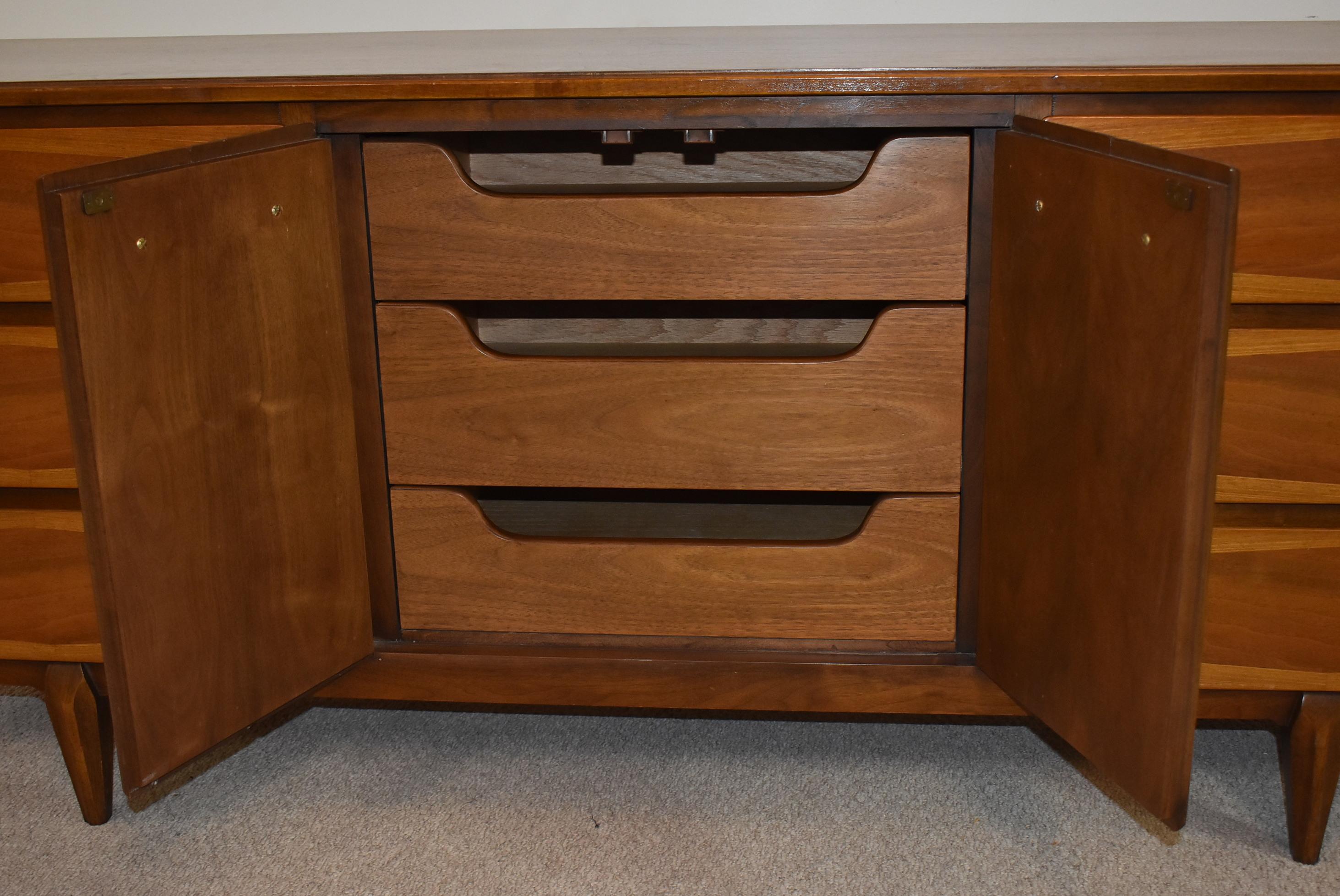 Mid-Century Modern Walnut Dresser Credenza by American of Martinsville In Good Condition For Sale In Toledo, OH