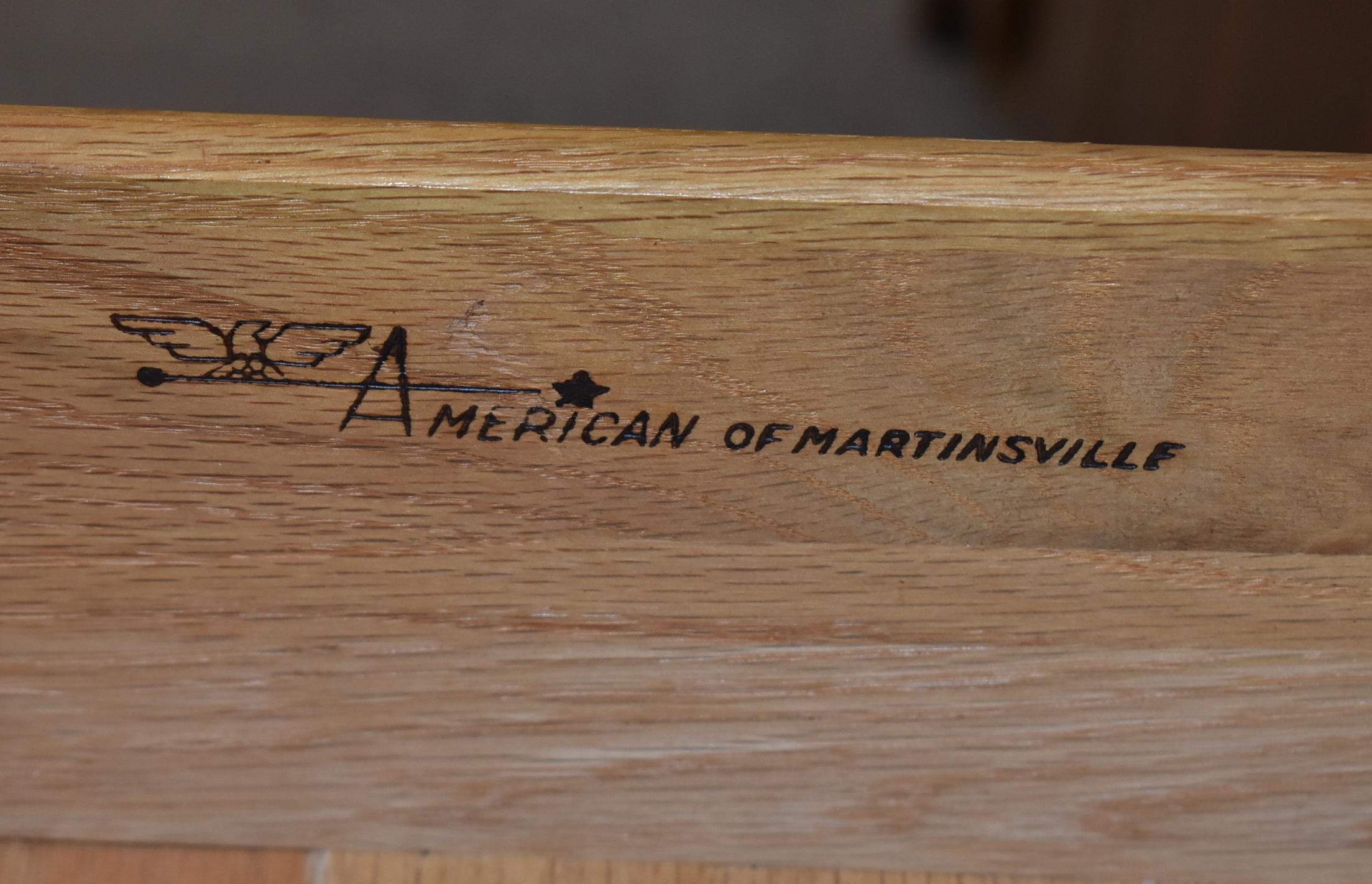 Moderne Kommode/Anrichte aus Nussbaumholz von American of Martinsville aus der Mitte des Jahrhunderts (20. Jahrhundert) im Angebot