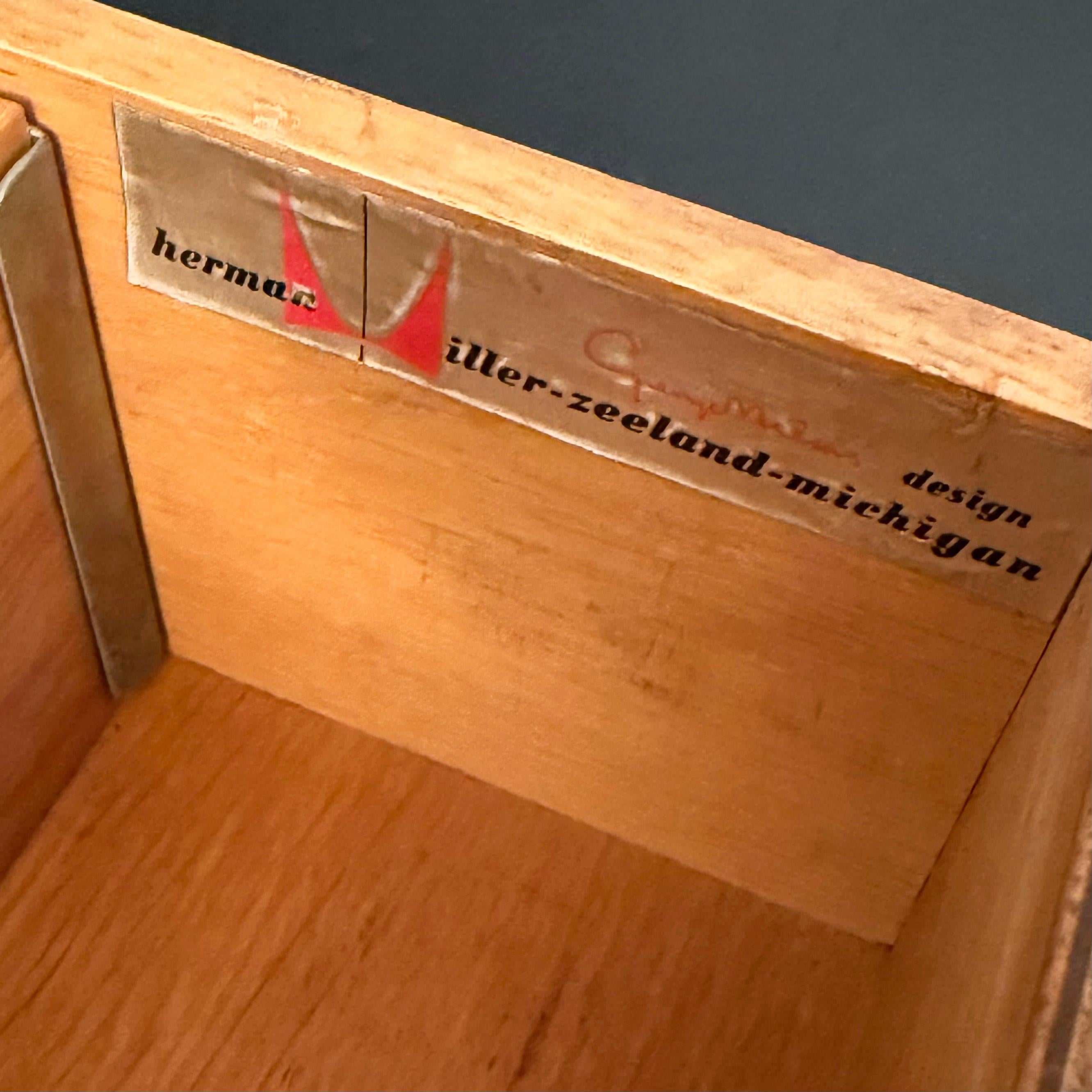 Moderne Kommode aus Nussbaumholz, Mitte des Jahrhunderts, von George Nelson für Herman Miller im Angebot 4