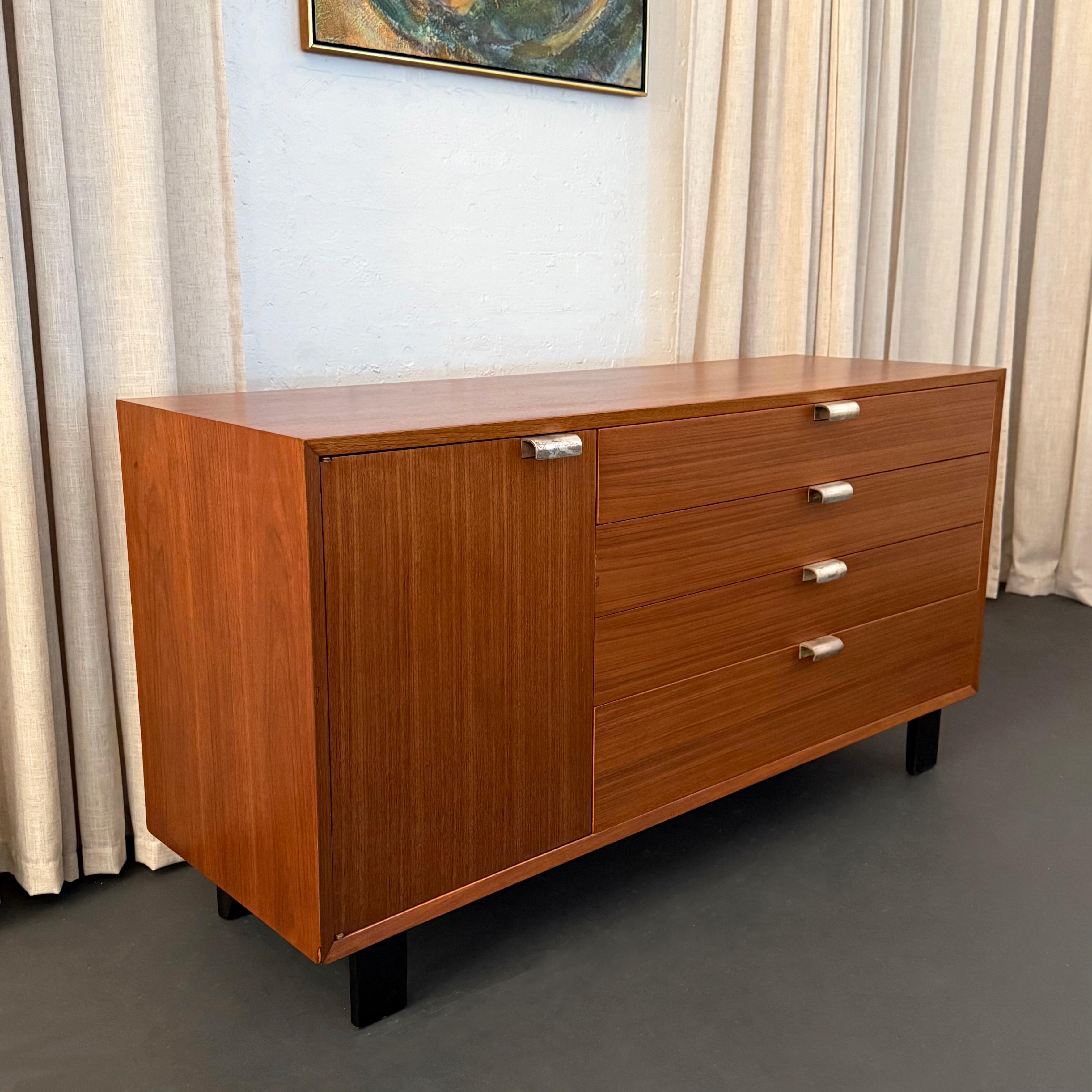 Diese Kommode aus Nussbaumholz aus der Jahrhundertmitte wurde von George Nelson um 1954 als Teil seiner Basic Cabinet Series (BCS) entworfen, die für Herman Miller entworfen und von diesem hergestellt wurde.  Diese Anrichte hat die Modellnummer.