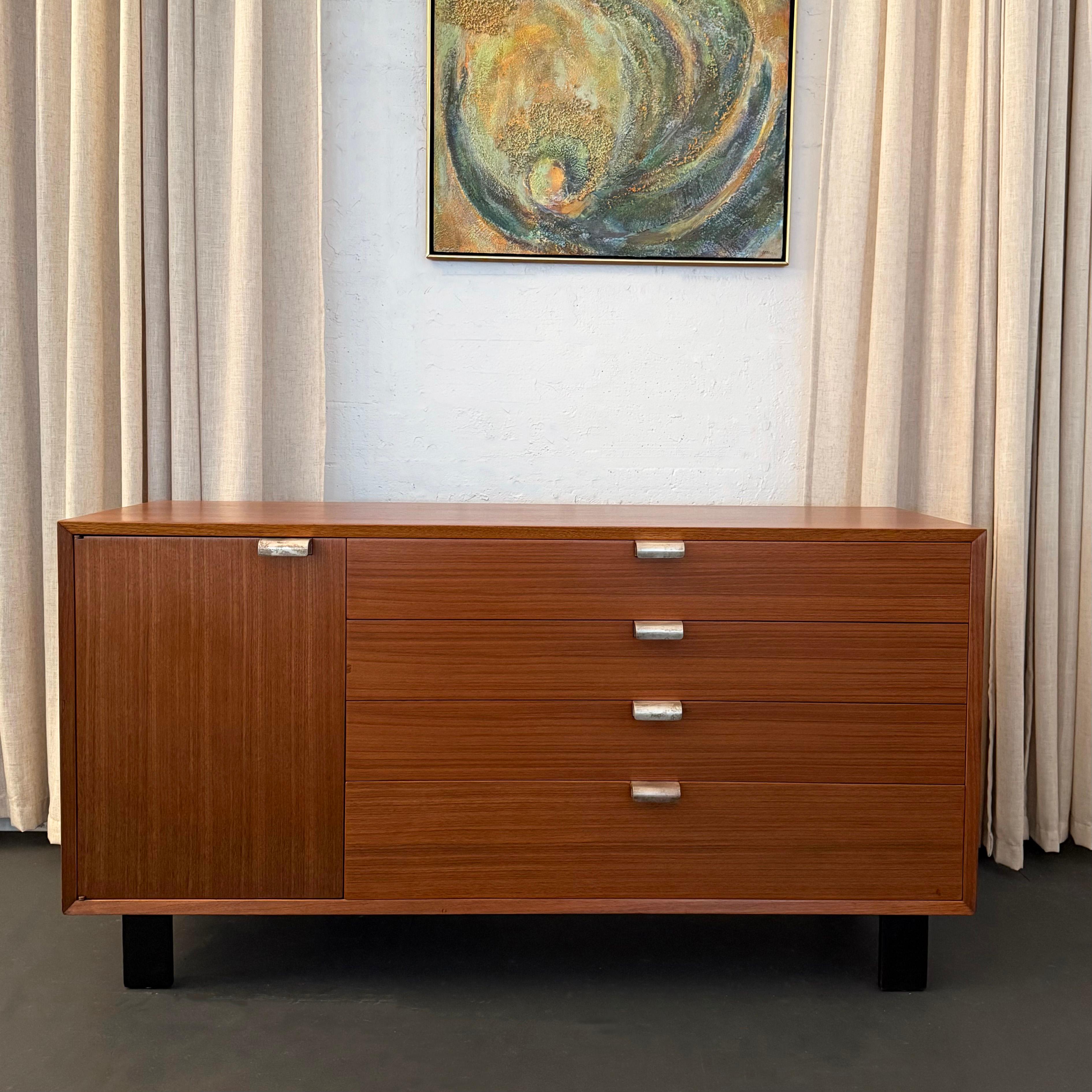 Moderne Kommode aus Nussbaumholz, Mitte des Jahrhunderts, von George Nelson für Herman Miller (Moderne der Mitte des Jahrhunderts) im Angebot