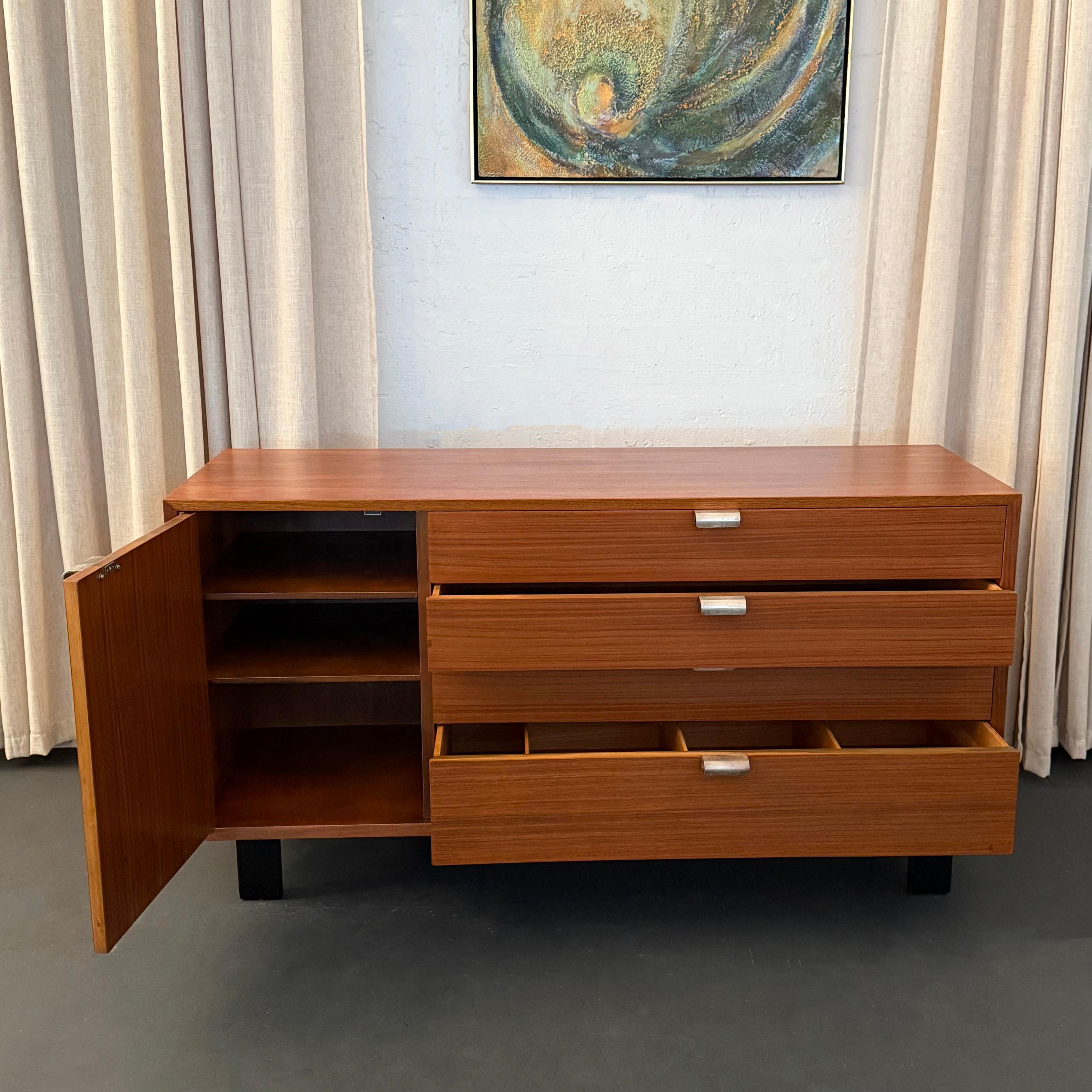 Moderne Kommode aus Nussbaumholz, Mitte des Jahrhunderts, von George Nelson für Herman Miller (amerikanisch) im Angebot
