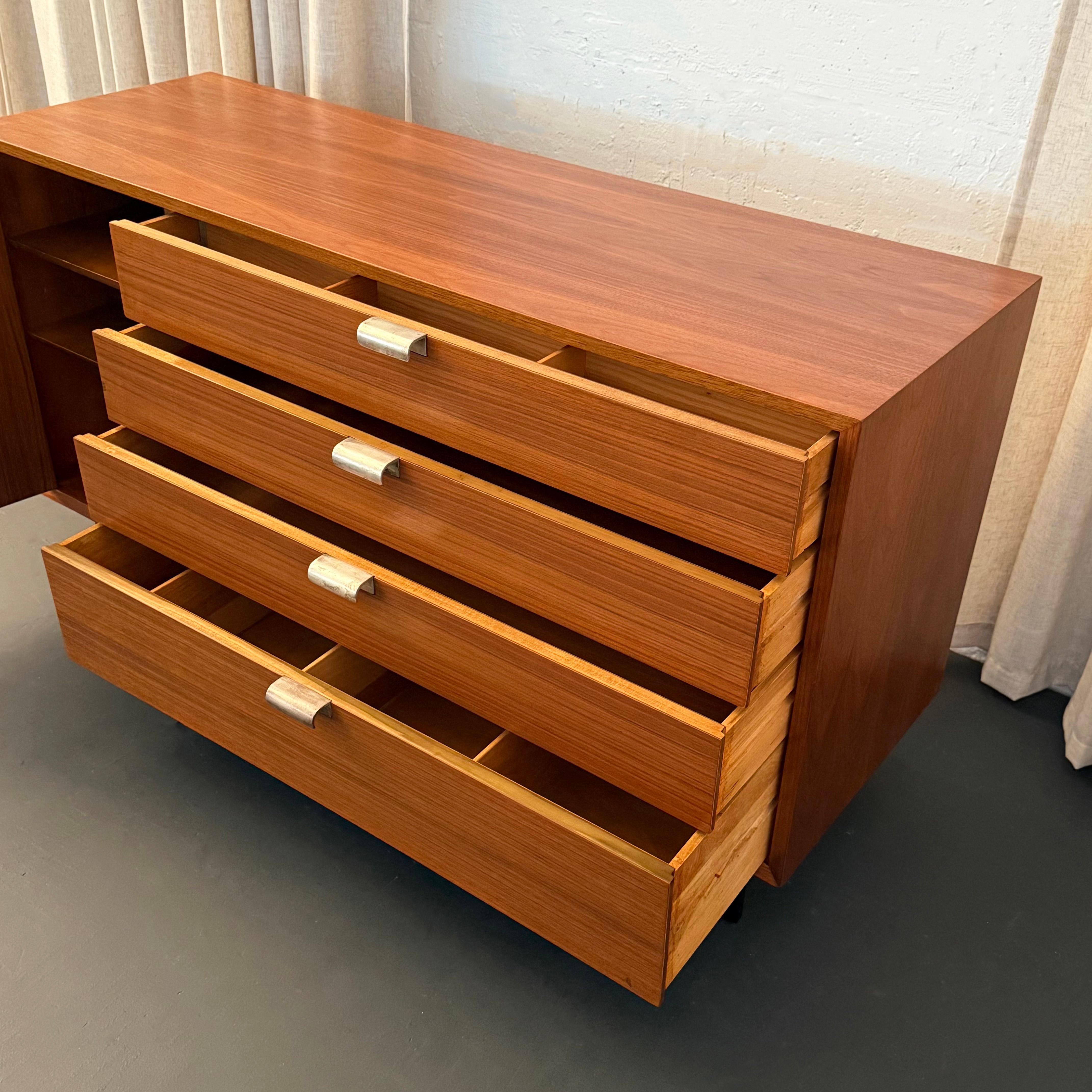 Moderne Kommode aus Nussbaumholz, Mitte des Jahrhunderts, von George Nelson für Herman Miller im Zustand „Gut“ im Angebot in Brooklyn, NY