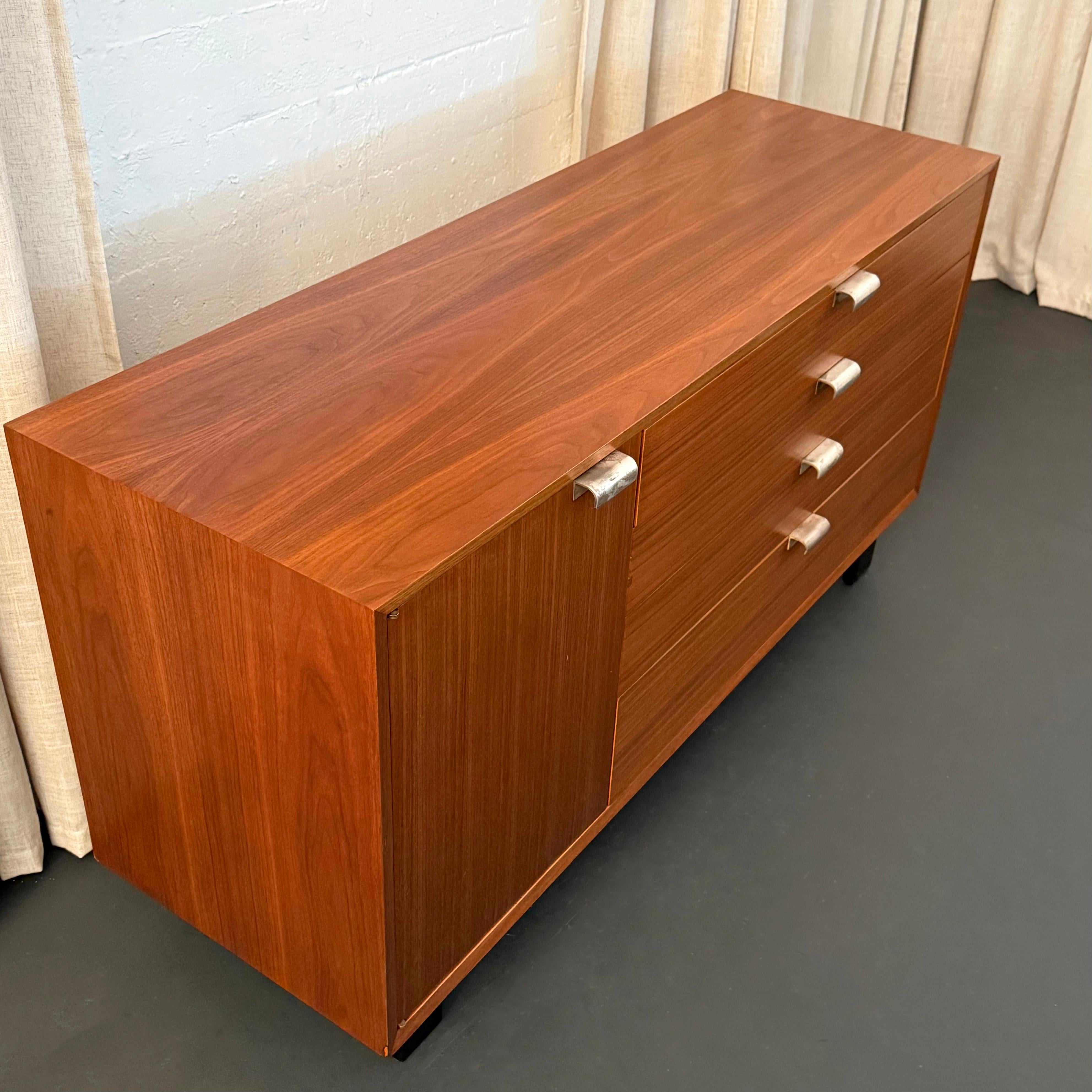 Moderne Kommode aus Nussbaumholz, Mitte des Jahrhunderts, von George Nelson für Herman Miller (20. Jahrhundert) im Angebot