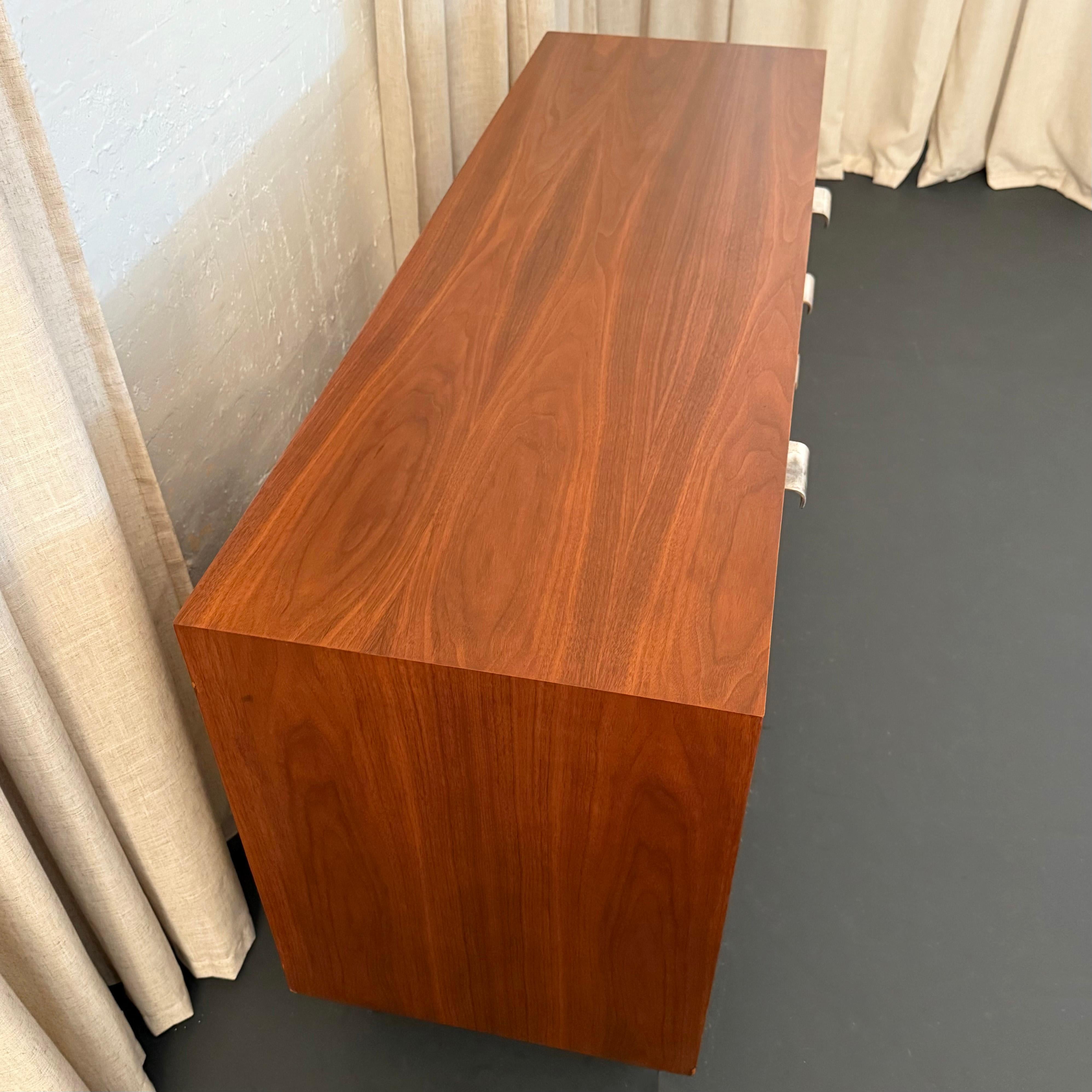 Moderne Kommode aus Nussbaumholz, Mitte des Jahrhunderts, von George Nelson für Herman Miller im Angebot 2